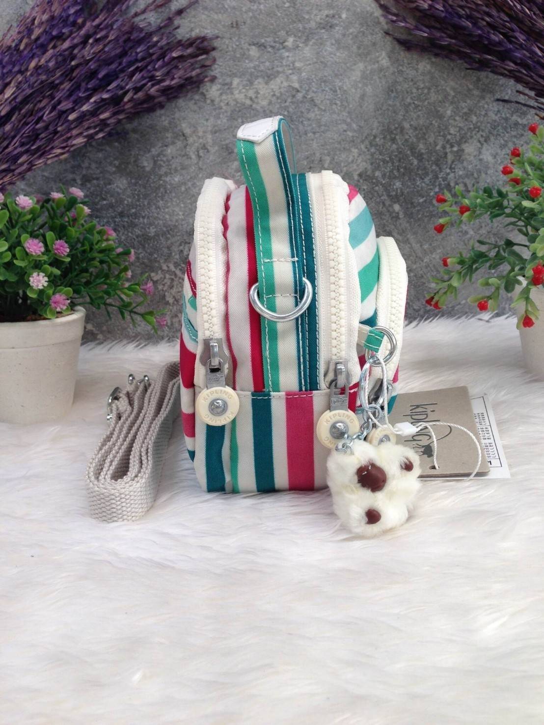 Kipling Mini Shoulder Bag K13869 Outlet Hongkong กระเป๋าสะพายไหล่ใบเล็กน่ารัก วัสดุผ้าไนล่อนกันน้ำอย่างดีตามแบบฉบับแบรนด์ แบ่งเป็นช่องซิป 3 ช่อง มีหูจับ ด้านในบุผ้าแบรนด์ มาพร้อมพวงกุญแจน้องลิง ใบนี้จุของได้เยอะน้ำหนักเบาค่ะ เหมาะมากกับการสะพายไปเที่ยวชิว