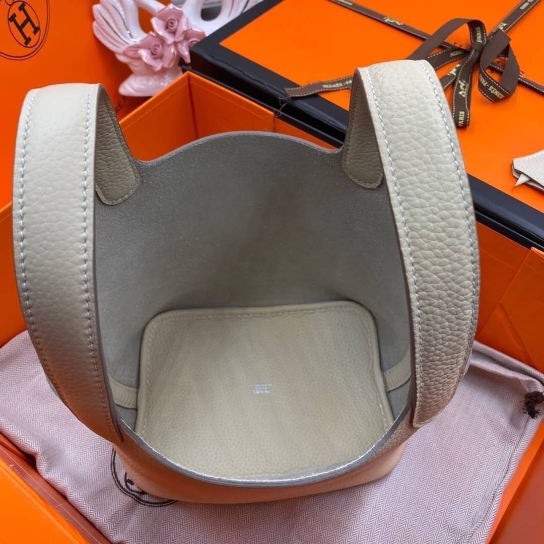 หนังแท้ Hermes Picotin Lock 18 bag กระเป๋าถือแบรนด์หรูระดับโลก งานเกรดออรินอล หนังแท้ทั้งใบ หนังมีลายทอริลลอนคล้ายของจริง มาพร้อมตัวล็อคเคลลี่ Kelly lock รูปทรงเรียบแต่หรู ใช้งานได้ทุกโอกาส ถือง่าย ใช้งานง่าย ภายในโล่งกว้าง ภาพสินค้าถ่ายจากงานขายจริง ใช้ง