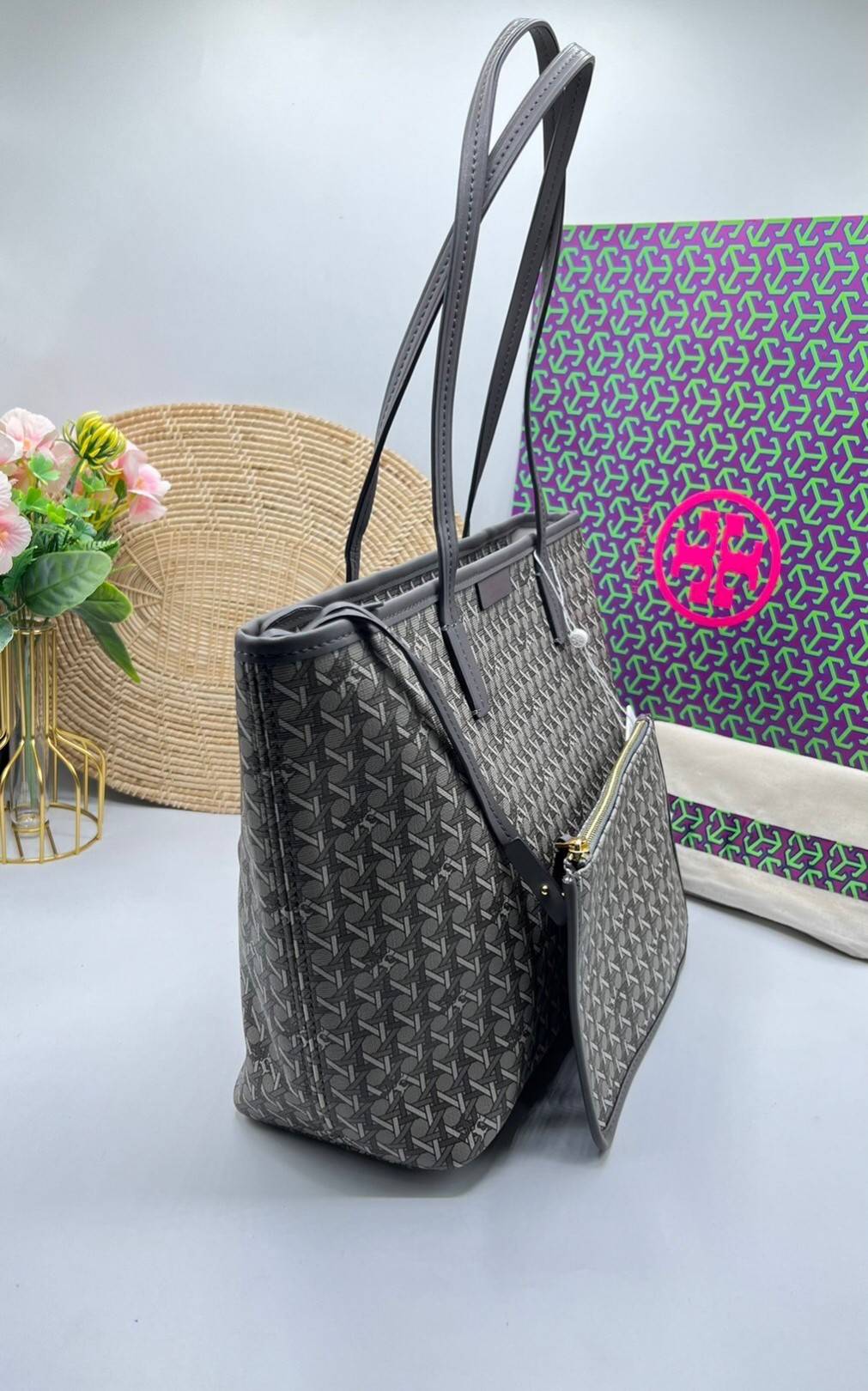 Tory Burch Ever Ready Zip Tote Small Coated Canvas / Tory Burch Geo Logo Tote กระเป๋าโท้ท พิมพ์ลายด้วยลวดลายสานตะกร้าอันเป็นเอกลักษณ์ของแบรนด์ ซึ่งได้แรงบันดาลใจจากความหลงใหลในงานจักสานของผู้ก่อตั้ง