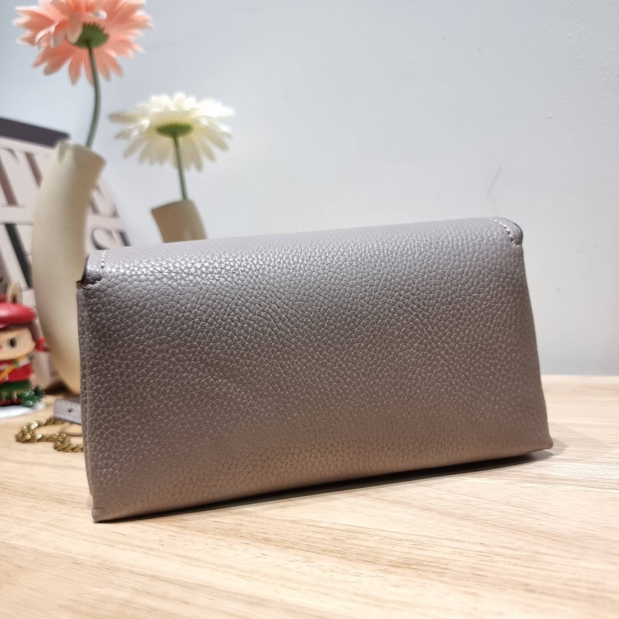 TORY BURCH LIMITED-EDITION MINI BAG รุ่นลิมิเต็ด ที่ sold out ไปแล้วหลายช็อป มีมาให้ช้อปที่นี่! กับกระเป๋าสะพายข้างทรงผู้ดี ไซส์มินิ ที่ผลิตมาในจำนวนจำกัด โดดเด่นด้วยอะไหล่ทองคลาสสิคหรูหรา และสายสะพายโซ่สลับหนัง ทำให้สะพายได้โดยไม่เจ็บไหล่