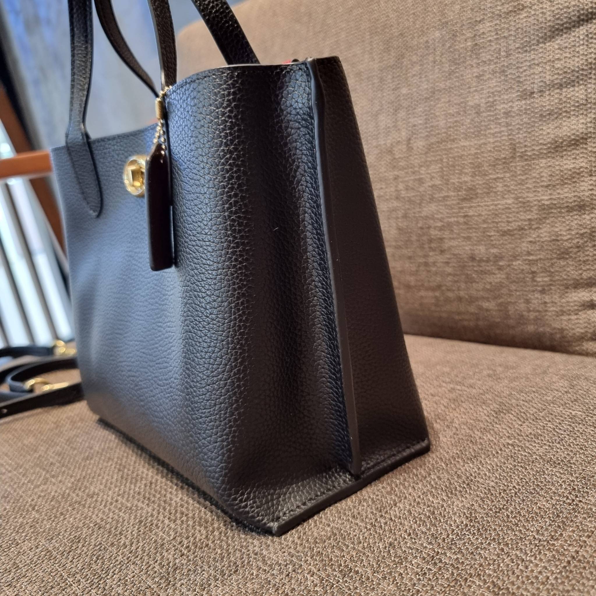 COACH C8561 C8869 WILLOW TOTE 24 IN COLOR BLOCK น้องสาวลุคลูกคุณมาแล้วจ้า กระเป๋าถือ/สะพาย ดีไซน์คัลเลอร์บล็อค ลงตัว เรียบหรู ใบจริงคือผู้ดี๊ผู้ดี ใช่ได้ทุกๆโอกาส วัสดุหนัง pepble อยู่ทรง เปิดปิดด้วยตัวบิดล็อค และอีกฝั่งเป็นกระดุมแม่เหล็ก ภายในโล่งกว้าง ใ