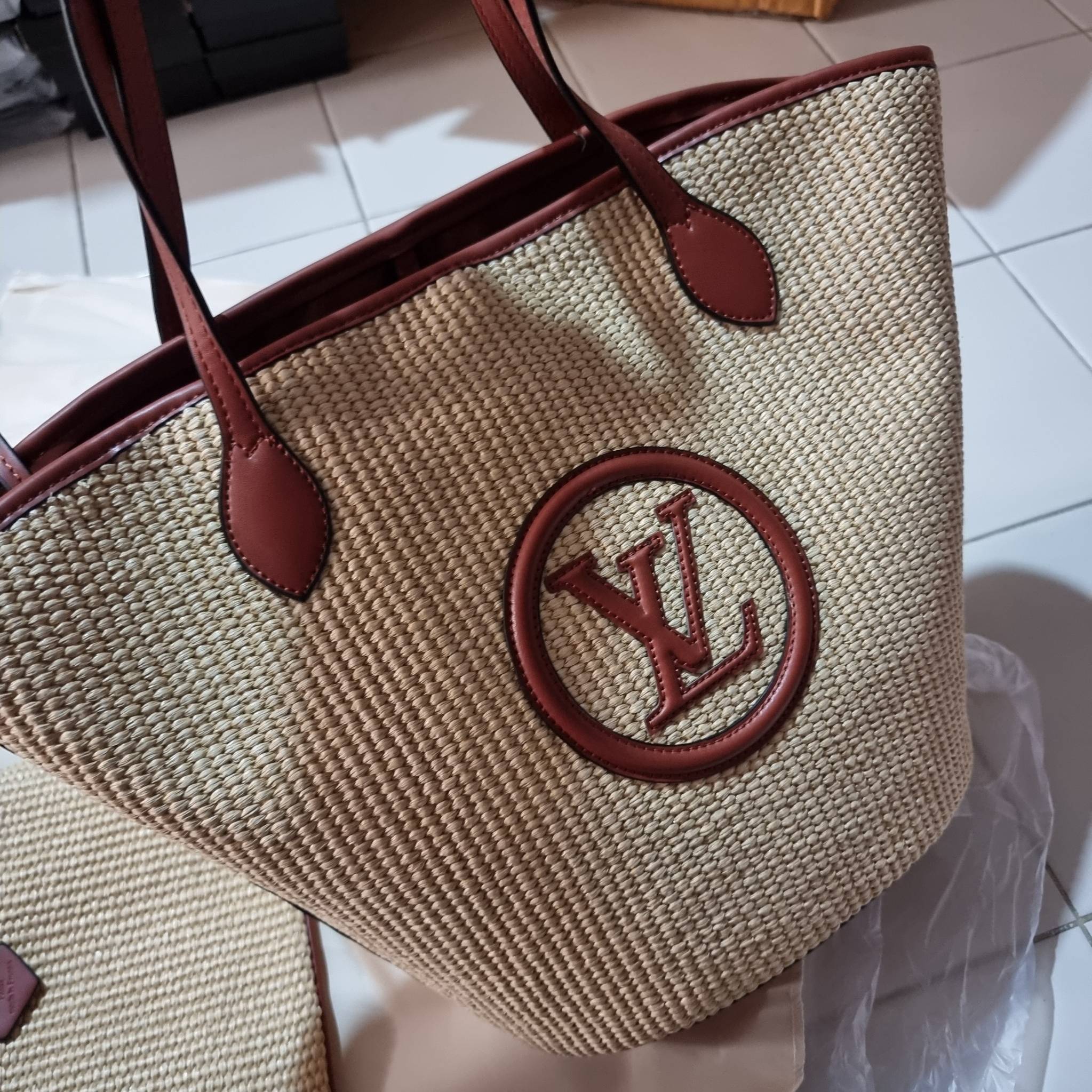 LV SAINT JACQUES LIMITED BAG ไอเท็ม เอ็กซ์คลูซีพจัดมาให้สาวๆโดยเฉพาะ!! กระเป๋าสะพายใบใหญ่รุ่นลิมิเต็ดหายาก ด้วยวัสดุสังเคราห์จากธรรมชาติ สานเต็มใบออกมาเป็นลวดลายสวยงาม และยังโดดเด่นด้วยโลโก้ สีโทนอุ่น ทำให้ไอเท็มนี้ ดูดีน่าค้นหา มาพร้อมใบลูกอีกหนึ่ง ที่สา