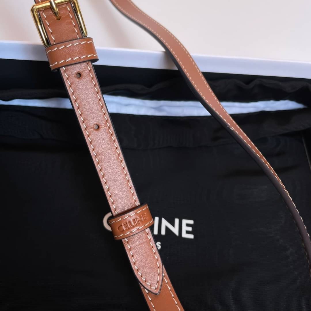หนังแท้ CELINE MINI BESACE IN TRIOMPHE CANVAS AND CALFSKIN พร้อมส่งที่ไทย เกรดเทพออริจินอล รุ่นหนังดีสุดกระทบแสงขึ้นเงา พิมพ์ลายคมชัด กระเป๋าทรงครอสบอดี้ ลายโมโนแกรมวินเทจ รุ่นที่ดาราเกาหลีใช้กันเยอะมาก และเป็นอีกหนึ่งใบที่ครองใจสาวๆ ทั้งในไทยและเทศ วัสดุ