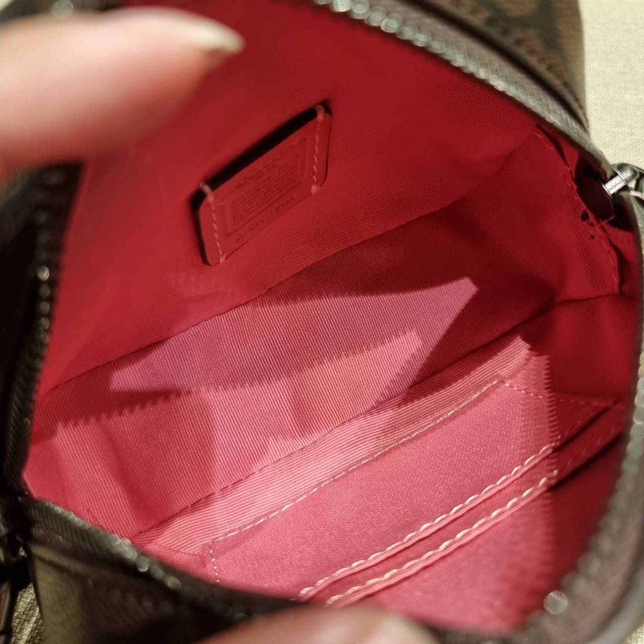 COACH 2628 MINI SERENA CROSSBODY IN SIGNATURE CANVAS ใหม่ที่สุด!! พร้อมส่งทุกสีเด็ด!! ย่อส่วนกระเป๋าสะพายคอลเลคชั่นยอดฮิต มินิเซเรนา ที่รับรองว่าน้องน่ารักม้ากกก!! ขนาดเล็กกุ๊งกิ๊ง แต่ดีเทลยิ่งใหญ่ วัสดุหนังแคนวาสเคลือบลาย เปิด-ปิดด้วยซิป สะดวกใช้ ภายในเป