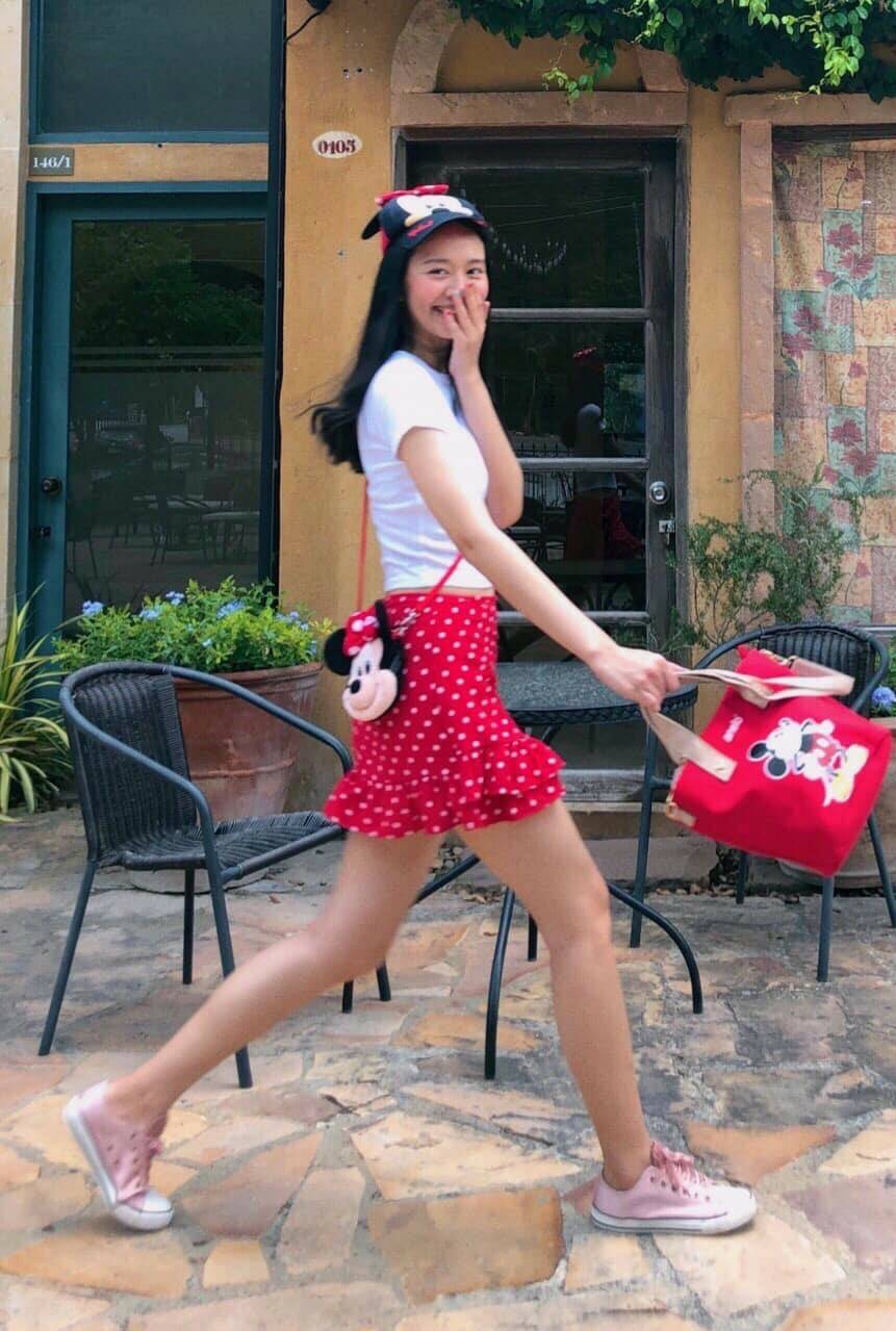 ANELLO MICKEY LIMITED EDITION MEDIUM DT-G004 เอาใจวัยรุ่นกับอีกหนึ่งคอลเลคชั่นน่าสะสมจากมิกกี้ เมาส์และมินนี่ เมาส์ ที่วาดลวดลายของตัวการ์ตูนยอดฮิตลงบนกระเป๋าให้เป็นซิกเนเจอร์กับรูปแบบทรง medium tote ขนาดกลางกำลังดี อีกทั้งยังเลือกใช้วัสดุอย่างผ้า Canvas 