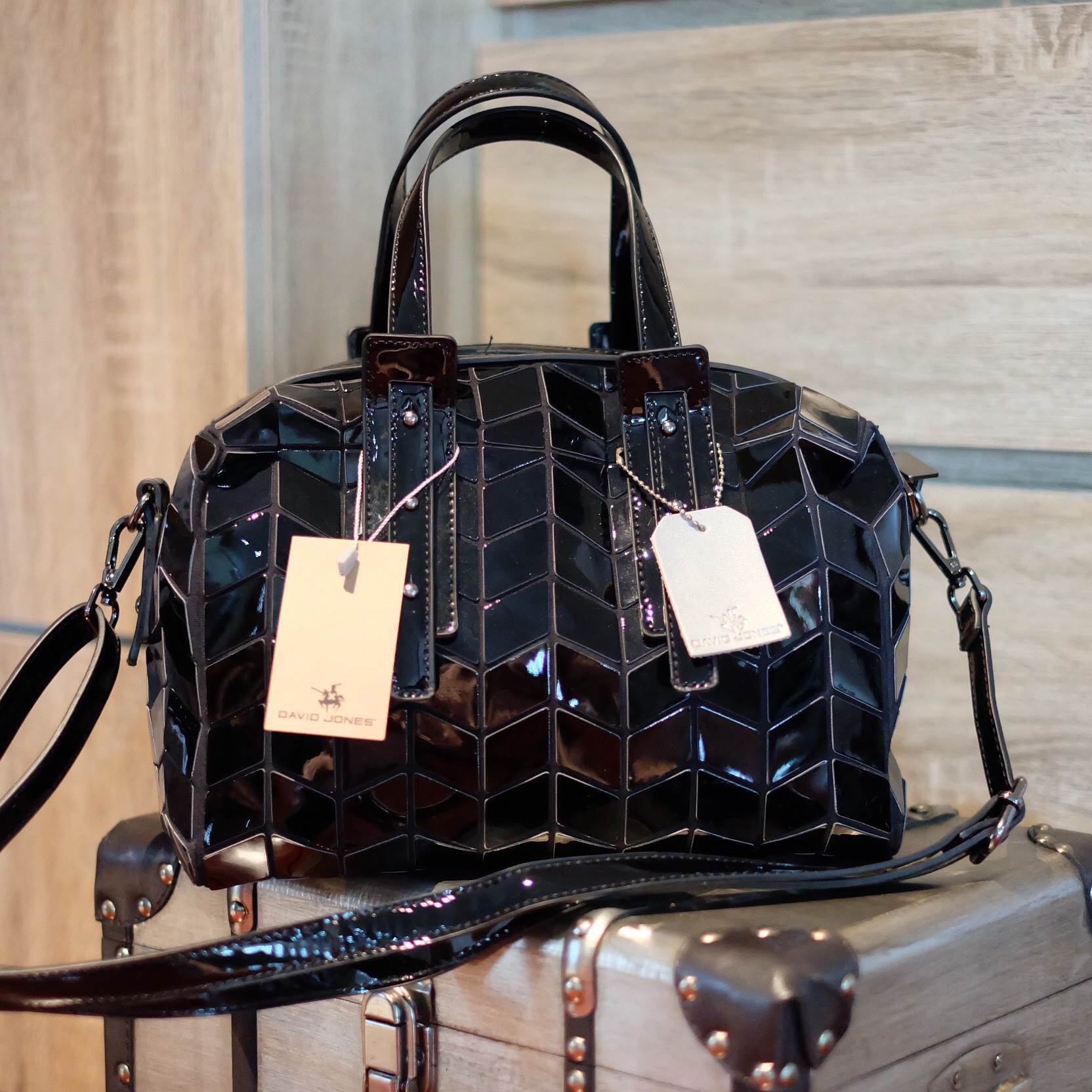 ทรง speedy ขายดี น่ารักมาก จากแบรนด์ David Jones กระเป๋าสะพายข้างดีไซน์เกร๋มาก สีดำเงาสวยหรูมาก ขนาดกะลังดีเลย น้ำหนังเบามากคะ ภายในมีช่องเก็บของจุกจิกได้ มีถุงผ้าแบรนด์ให้คะ ใบจริงสวยมากคะ ดีต่อใจ