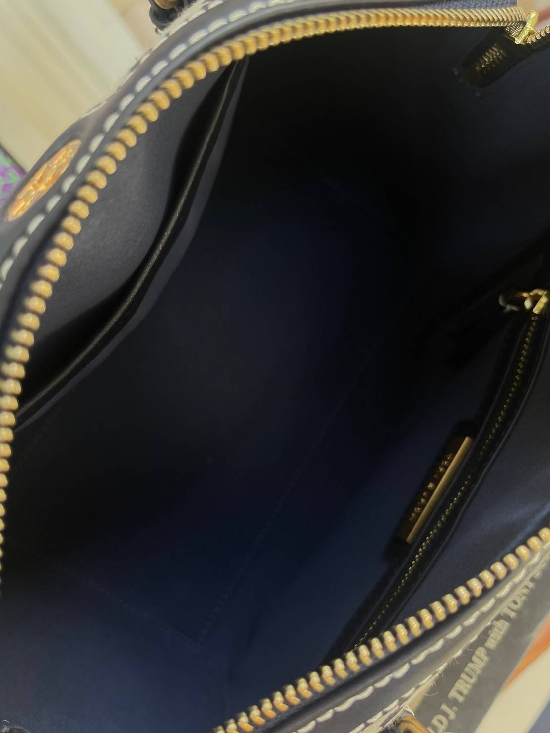 Large: Tory burch T Monograme Jacquaed Duffle เป็นทรงกระเป๋าที่มีความฮอตฮิตตลอดกาล ด้วยรูปทรงคลาสสิคและเหมาะใช้งานเข้ากับทุกสถานการณ์ ไม่ว่าจะเป็นกระเป๋าสะพายไหล่ เพิ่มความคล่องตัวและเข้าได้กับทุกลุค ไม่ว่าจะเป็นวันสบายๆ หรือวันที่ต้องออกไปทำกิจกรรมลุยๆ ห