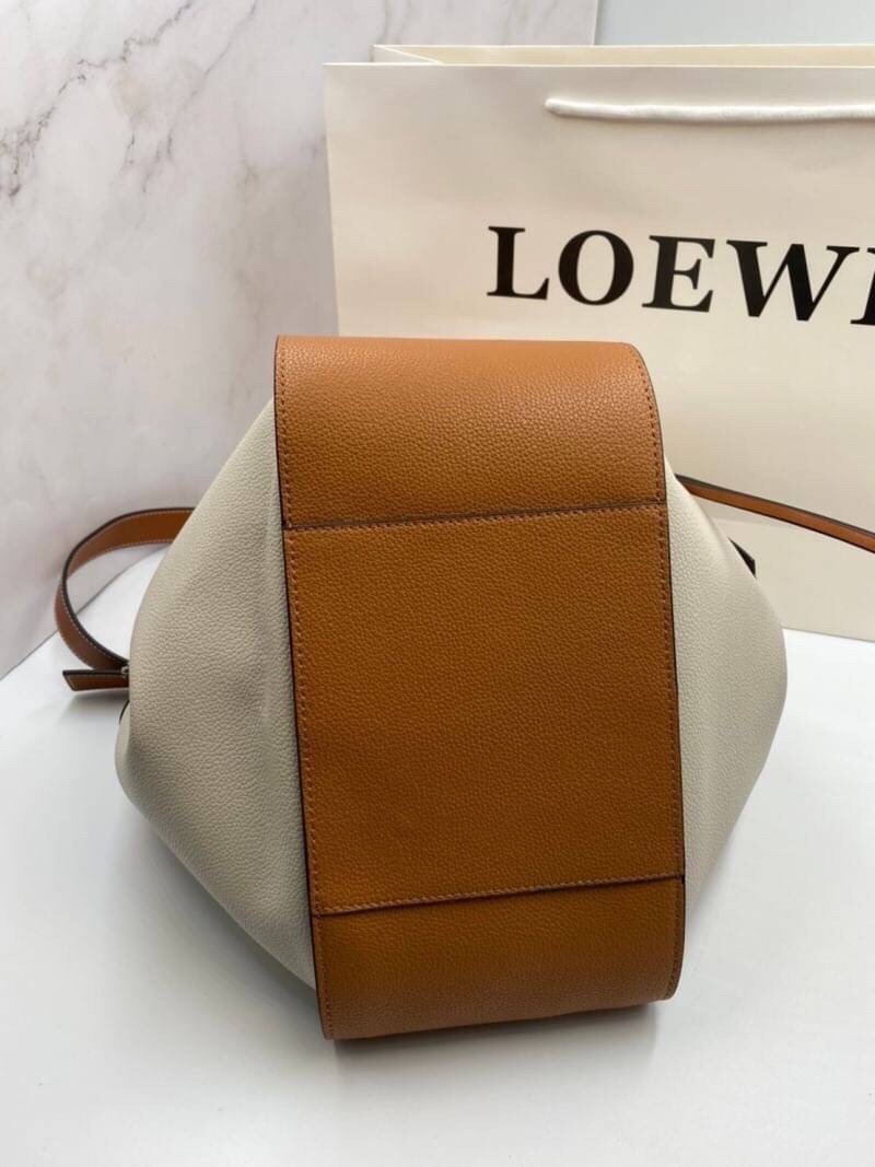 VIP GIFT 】หนังแท้ Loewe Small Hammock bag in pebble grain calfskin A multifunctional bag with supple side panels that release to change its shape. Looped straps allow the bag to be worn in multiple ways. This small version is in pebble grain calfskin.