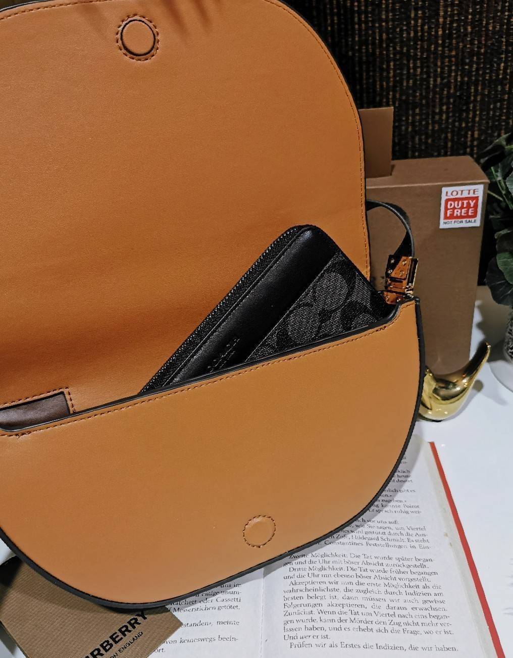 BURBERRY FRAGRANCES HALFMOON BAG VIP GIFT WITH PURCHASE (GWP) กระเป๋าสะพายพรีเมี่ยมกิ๊ฟ Limited Edition รุ่นใหม่จากน้ำหอม BURBERRY DUTY FREE วัสดุหนังแท้ CalfSkin ดีไซน์สวยหรูอยู่ทรงมีโลโก้แบรนด์และช่องซิปด้านหน้า ด้านหลังมีช่องใส่ของ เปิดปิดด้วยฝาปิดแม่เ