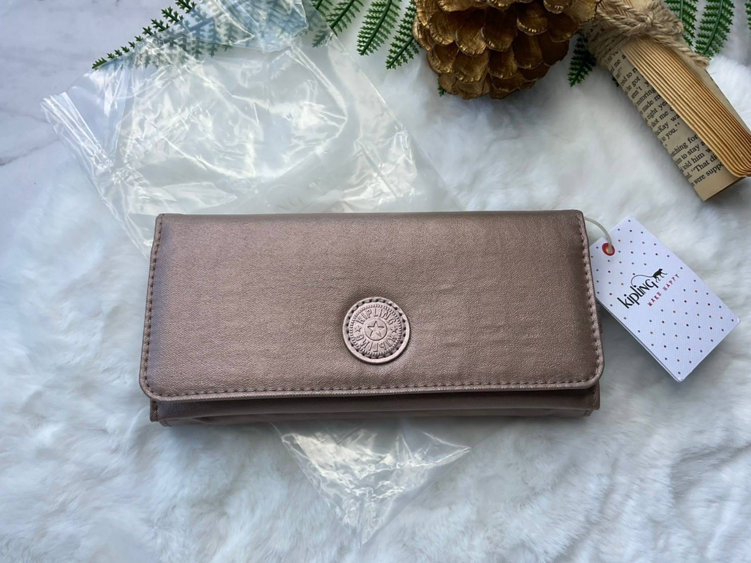 กระเป๋าสตางค์ยาว 3 พับตอน Kipling Brownie long tri-fold wallets กระเป๋าสตางค์ยาวแบบ3พับตอน วัสดุกันน้ำ เปิดปิดด้วยกระดุมแป๊ก มีช่องใส่ธนบัตรหลายช่อง ช่องเสียบการด์ได้ถึง13ช่องลายจุด และใส่รูปภาพได้อีก2ช่อง ช่องซิปใส่เหรียญ ช่องธนบัตร 3 ช่อง ที่จับหัวซิปปั