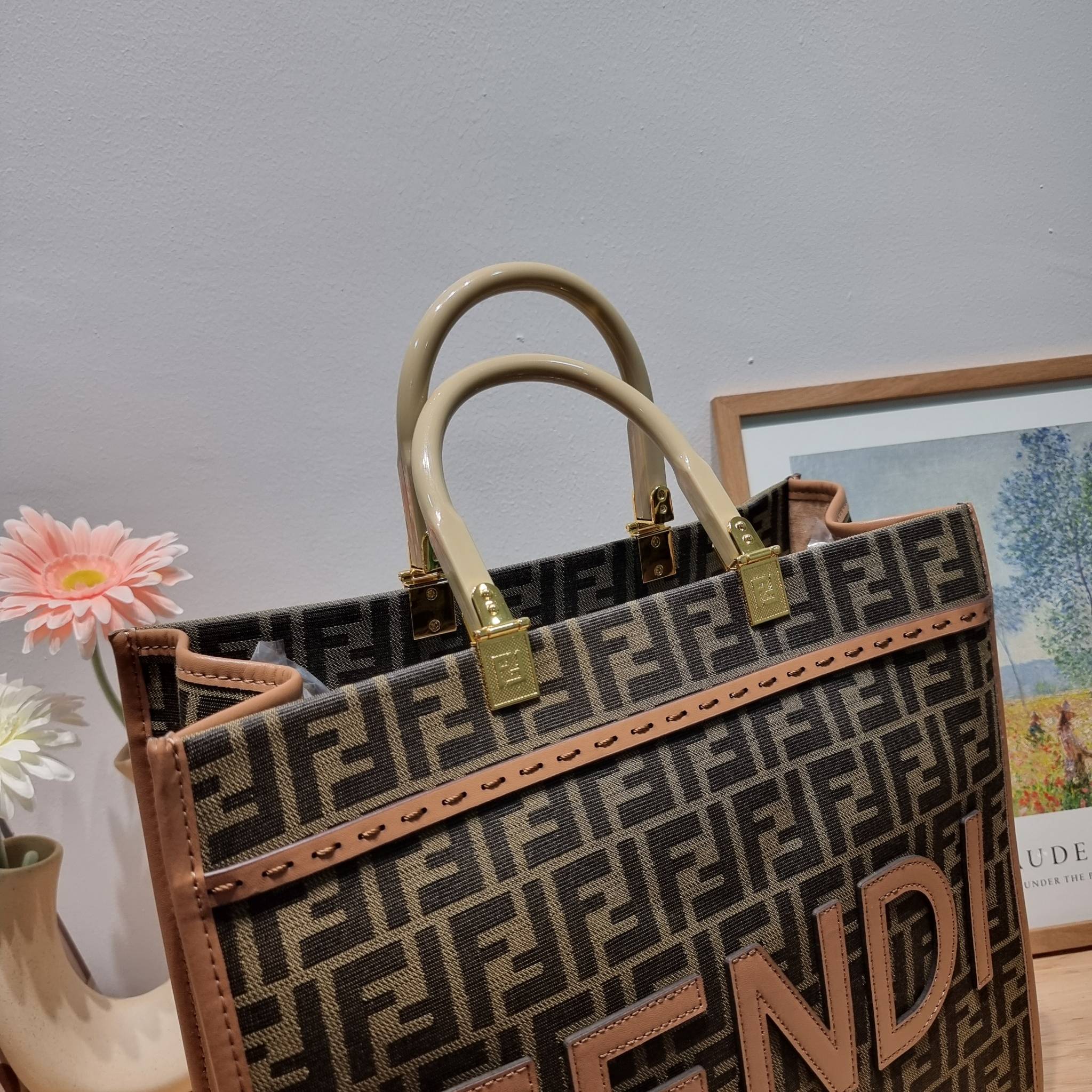 FENDI SHOPPING TOTE BAG / FENDI TOTE BAG กระเป๋าถือ/สะพายไหล่ ทรงสวย หรู ดูโดดเด่น ดีไซน์ทันสมัย วัสดุผ้าท็อปแคนวาสปั๊มลายแบรนด์รอบใบ ภายในโล่งกว้างมาก มาพร้อมหูจับในตัวและสายสะพายไหล่ ใช้งานได้ 2IN1
