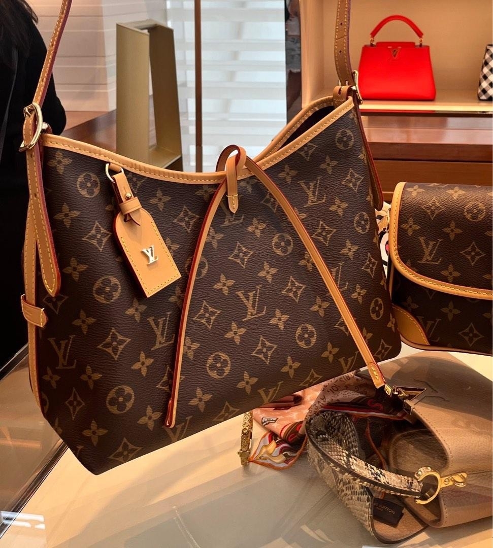 LV CarryAll MM handbag in Monogram / LV Tote Shopping Bag พร้อมส่ง กระเป๋าถือแคนวาสแต่งขอบหนังแคนวาสอย่างดี ผสานเสน่ห์สวยงามเข้ากับดีไซน์ที่รับกับสรีระให้คุณพกพาไปได้ทุกที่