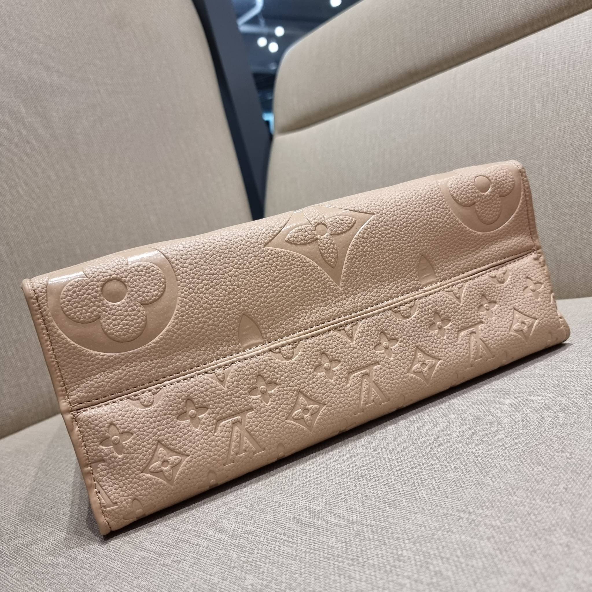 LV crossbody tote bag / LV Shopping Bag ดีไซน์สวยคม สมราคา ดูแพงไปอีก ด้วยดีเทลลายของหนัง crossgrain กระเป๋าทรงโท้ทคลาสสิค ผู้ดียืนหนึ่ง โทนสีใช้งานง่าย แมทช์ได้ทุกลุค มาพร้อมหูจับในตัว แบบหูหิ้ว และหูยาวสำหรับสะพายไหล่ เก๋มาก ชิคมาก ภายในโล่งกว้างมาก มีอ