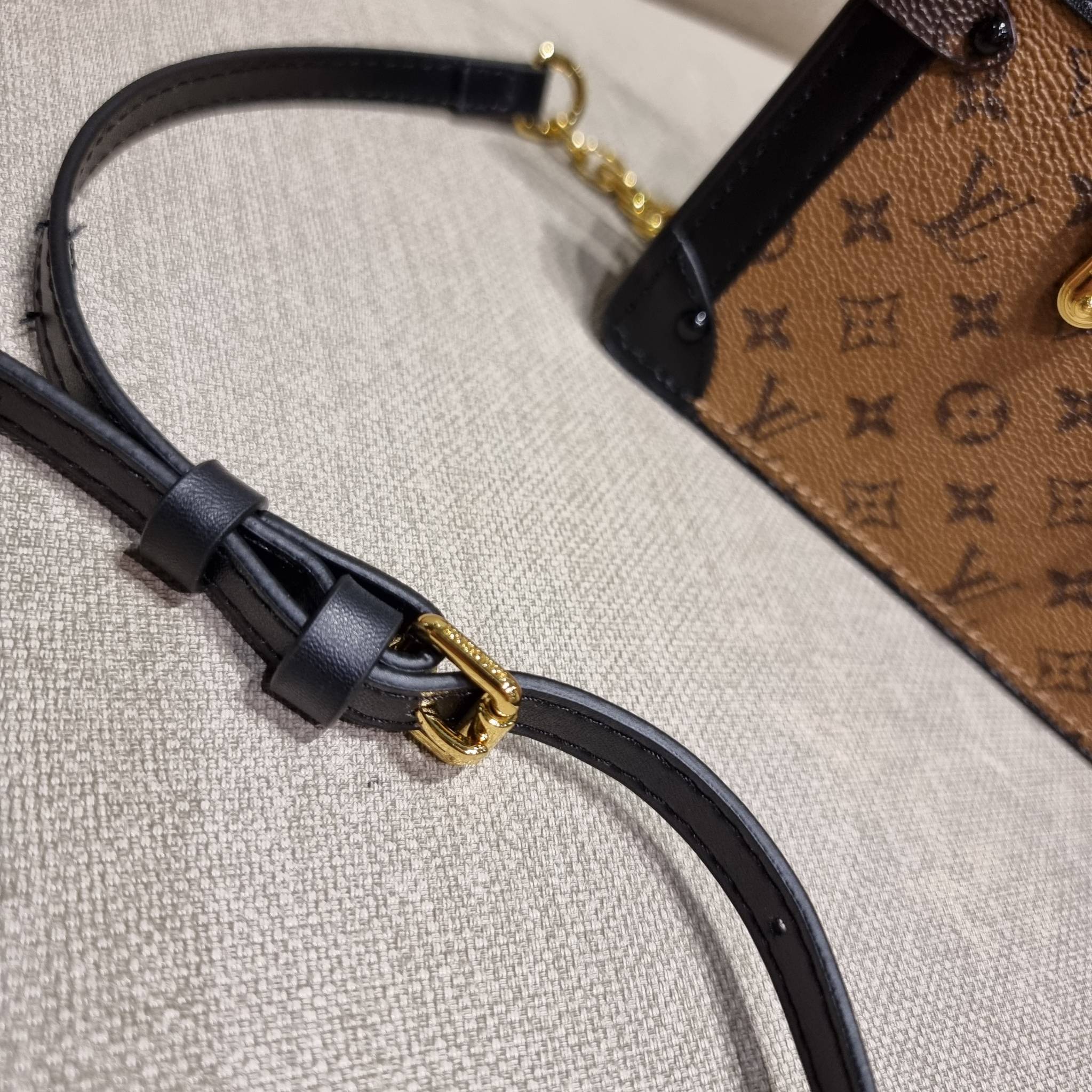 LOUIS VUITTON TRUNK CLUTCH Monogram / LV TRUNK CLUTCH กระเป๋าสะพายกึ่งคลัทช์ ทรงสวย ที่สาวๆเรียกร้อง วัสดุหนังแคนวาส ดีไซน์ทุกอย่างได้ลงตัว หรูหรา ปากกระเป๋ามีสายคาดล็อค และช่องซิปปิด ภายในแบ่งสัดส่วนไว้ดีมากๆ มาพร้อมสายสะพายโซ่สลับหนัง ที่ถอดออกได้ พกเป็