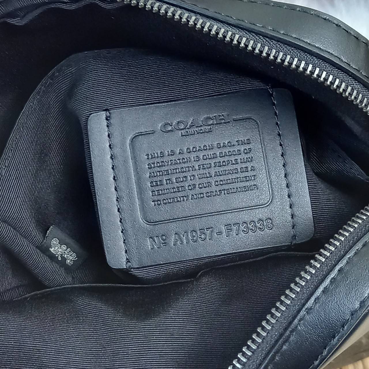 COACH HOUSTON FLIGHT BAG IN SIGNATURE LEATHER (COACH F73338) กระเป๋าสะพาย ลวดลาย C นูน SIGNATURE ที่ดูโดดเด่นมาก// วัสดุหนังแท้ทั้งใบ อยู่ทรงสวย// ด้านในโล่งกว้าง จุของได้เยอะ ด้านหน้ามีอีกช่องซิบไว้เก็บของสำคัญได้อย่างเป็นสัดส่วน ลงตัว เปิด-ปิด ด้วยซิบ/ 