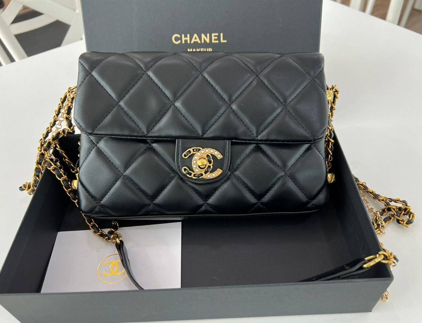 CHANEL flap bag with chain and pearl logo / CHANEL BAG VIP วัสดุหนังแกะสังเคราะห์นุ่ม ลื่น มันเงา อะไหล่ทองหรูหรา