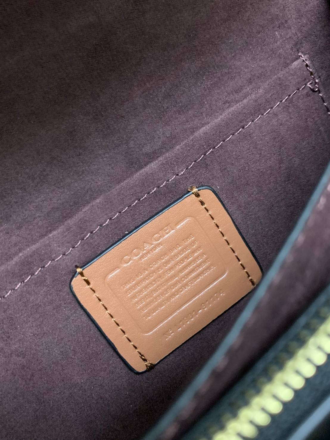 พร้อมส่งถึง8สี ห้ามพลาดค่ะ! COACH KLARE CROSSBODY BAG ((91019//91174//90400//1424//90635)) พร้อมส่งที่ไทย กระเป๋าสะพายครอสบอดี้ร์หรือสามารถทบเป็นสายคู่คล้องไหล่ได้ด้วยค่ะ หนังแท้ แต่ละสีทำลายหนังได้สวยงามแตกต่างกันออกไปนะคะ ✔️ห้อยด้วยป้ายแบรนด์แบบโ