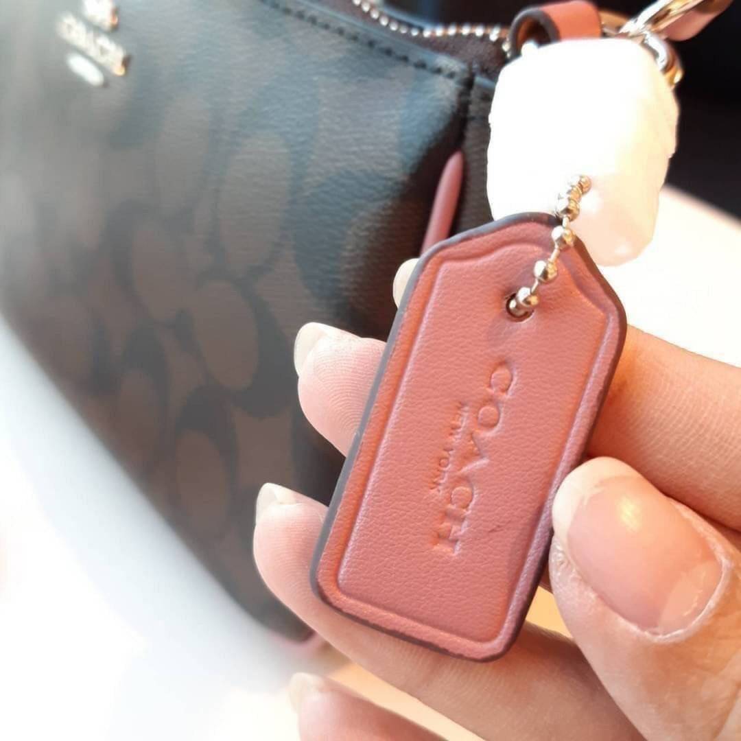 COACH F58321 TOP HANDLE POUCH อีกรุ่นฆ่าไม่ตาย!! 😎 ขายดีขายหมด ขายรวยขายปังๆ!! กระเป๋าพอชจากโค้ช ทรงใช้งานง่าย สะดวก กะทัดรัด วัสดุหนังแคนวาสเคลือบคุณภาพดี มาพร้อมสายคล้องในตัว และสายสะพาย crossbody ปรับเปลี่ยนได้ตามสไตล์ อีกหนึ่งไอเท็มที่สาวๆต้อง