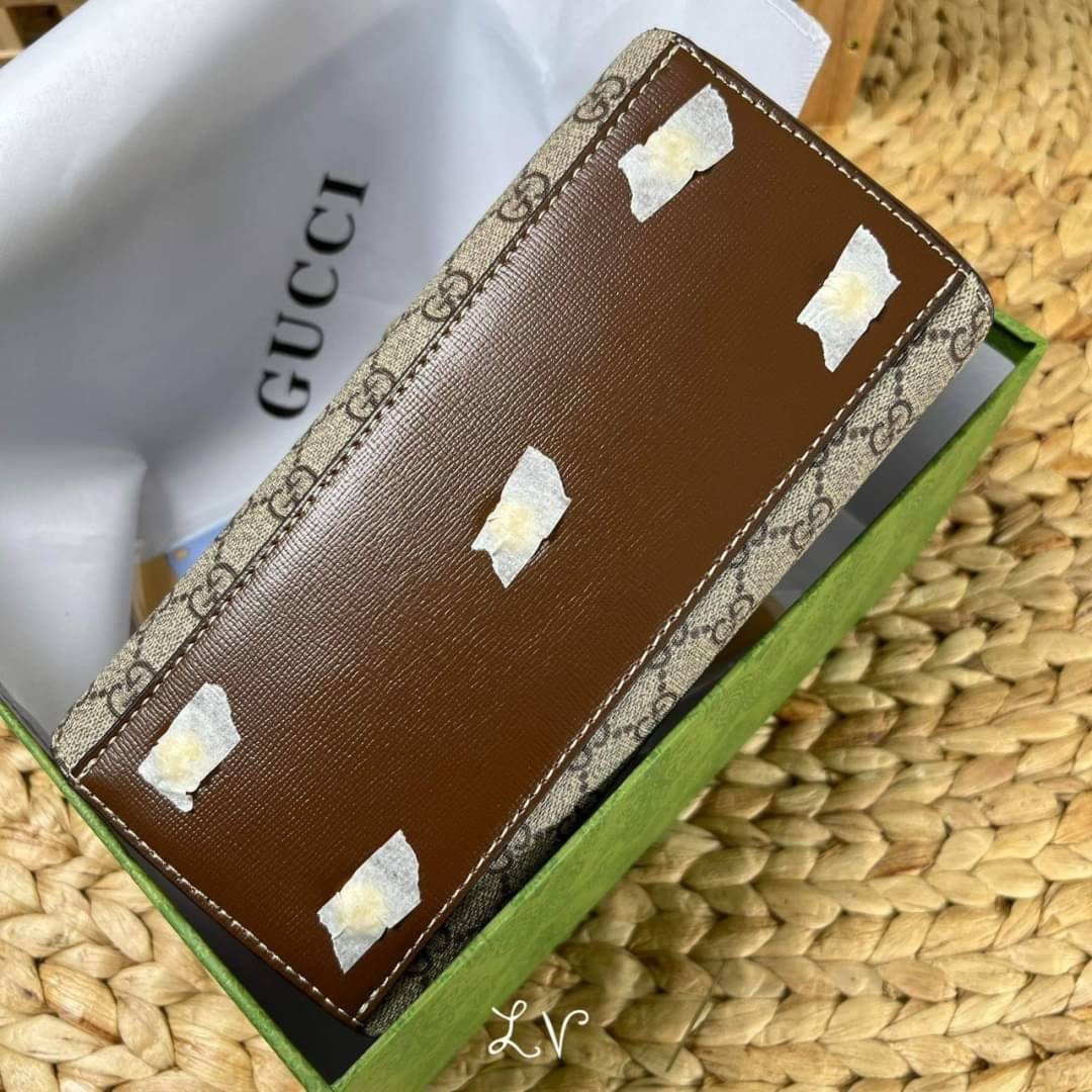 Gucci Horsebit 1955 mini bag / GG VINTAGE CROSSBODY BAG กระเป๋าสะพายข้าง สวยย้อนยุค ดีไซน์วินเทจแฝงความหรู เปิด-ปิดด้วยกระดุมแม่เหล็ก ภายในโล่งกว้าง แบ่งสัดส่วนไว้อย่างดี สายสะพายมีให้ 2 ถึงแบบ สลับใช้ได้ไม่มีเบื่อ แถมยังมีหูจับในตัว เข้าได้กับทุกลุค แมทช