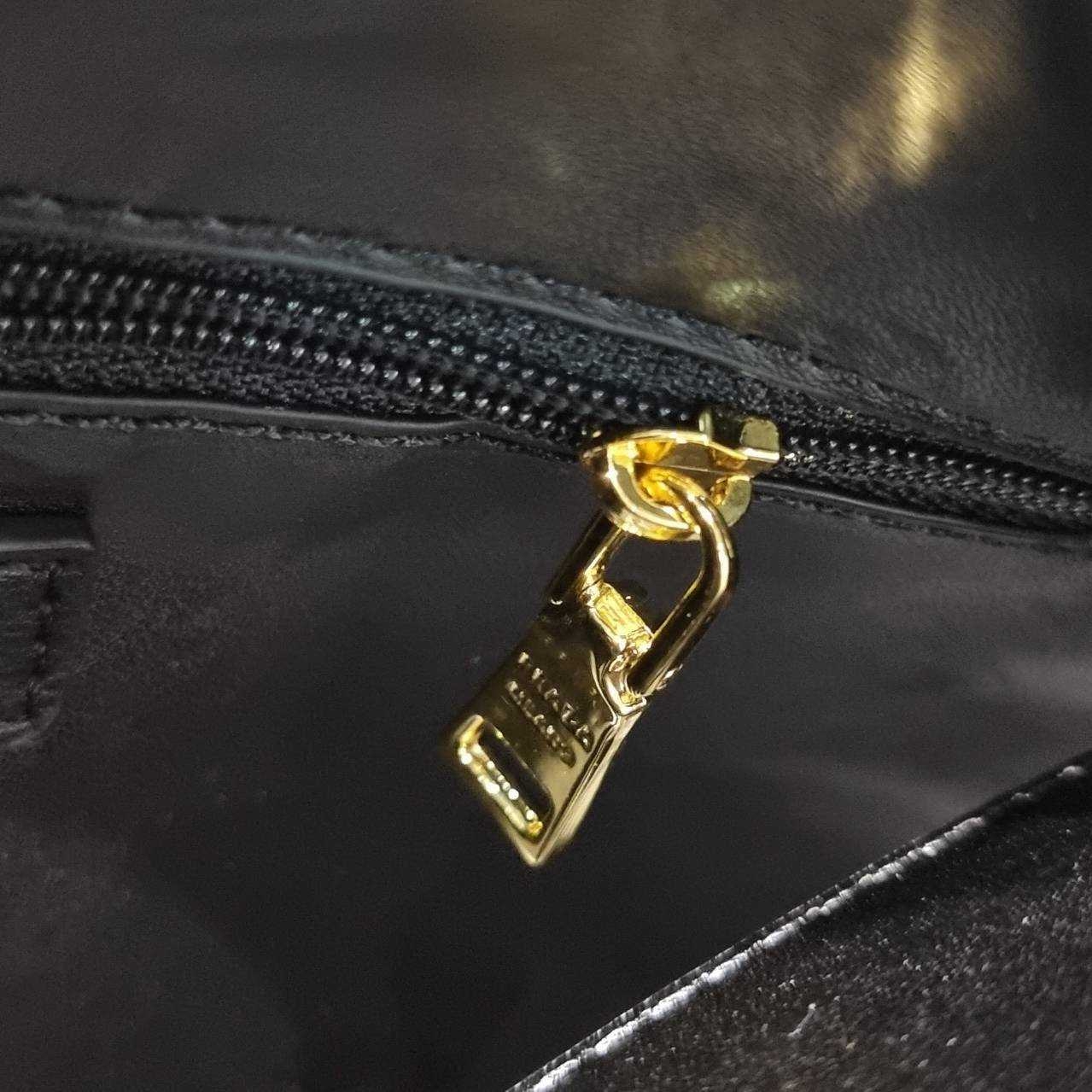 พร้อมส่ง 2 สี PRADA MEDIUM LEATHER HANDBAG กระเป๋าสะพายไหล่ดีไซน์เก๋และมาแรงมาก สาวๆหนุ่มๆติดแกลมต้องไม่พลาด สวยดูแพง