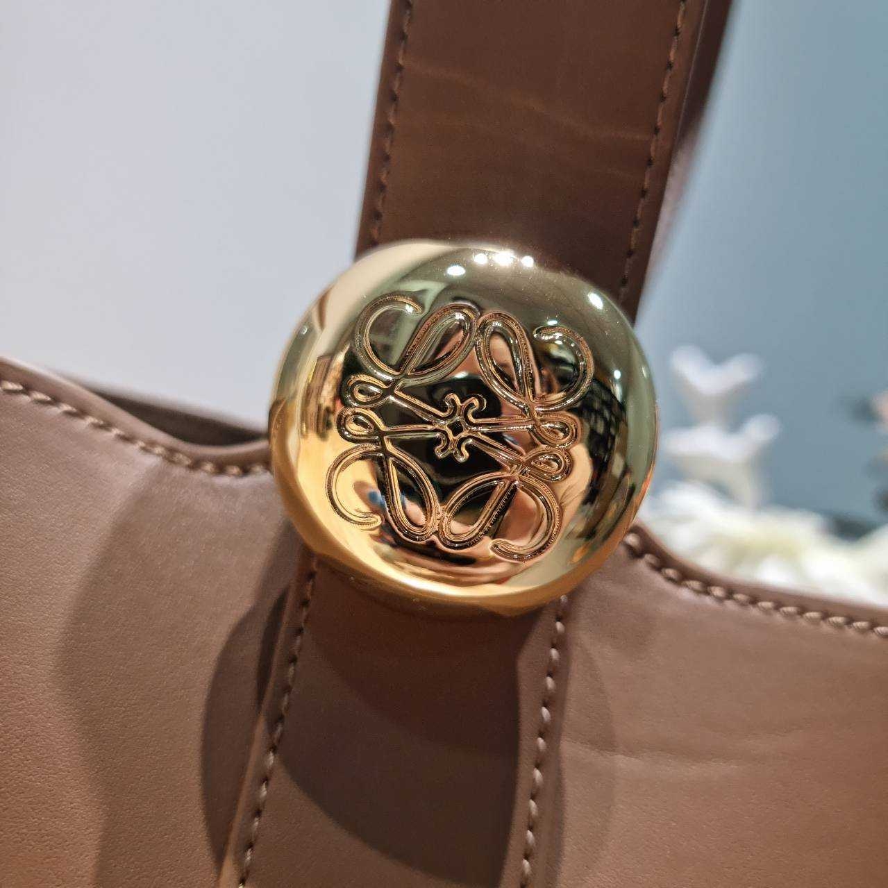 LOEWE MINI PEPBLE BUCKET IN MELLOW กระเป๋าทรงบัคเก็ต รูปทรงสวยใช้งานง่าย กิมมิคหรูหราสุดๆ เกรดออริ