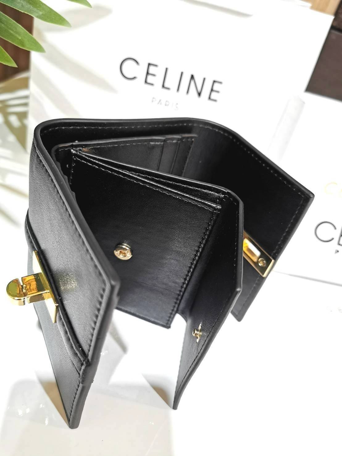 CELINE SHORT WALLET VIP GIFT WITH PURCHASE (GWP) พรีเมี่ยมกิ๊ฟ Limited จาก CELINE HAUTE PARFUME DUTYFREE COUNTER หนังแท้ CalfSkin เรียบสวยอยู่ทรงมีโลโก้ด้านหน้าเปิดปิดด้วยตัวล๊อคบิดอะไหล่ทองปั้มโลโก้ภายในมีช่องแบ่งหลายช่อง มีช่องใส่บัตรหลายช่อง ช่องใส่เหร