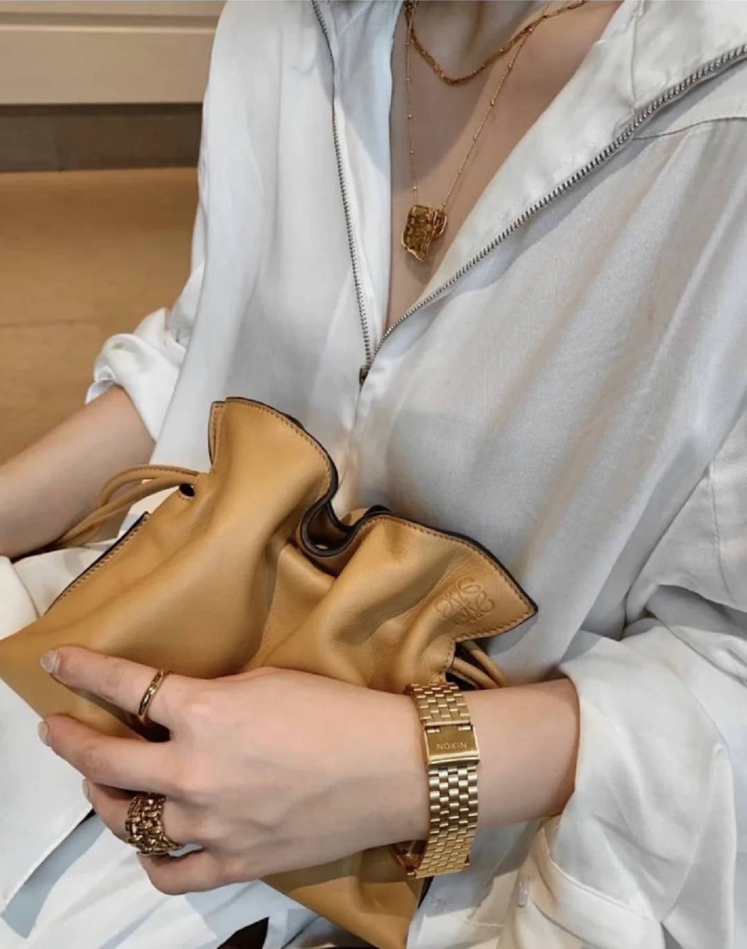 LOEWE Flamenco Clutch Bag / LOEWE CROSSBODY BAG กระเป๋าหนังทรงขนมจีบ อะไหล่ทอง วัสดุหนังอย่างดี