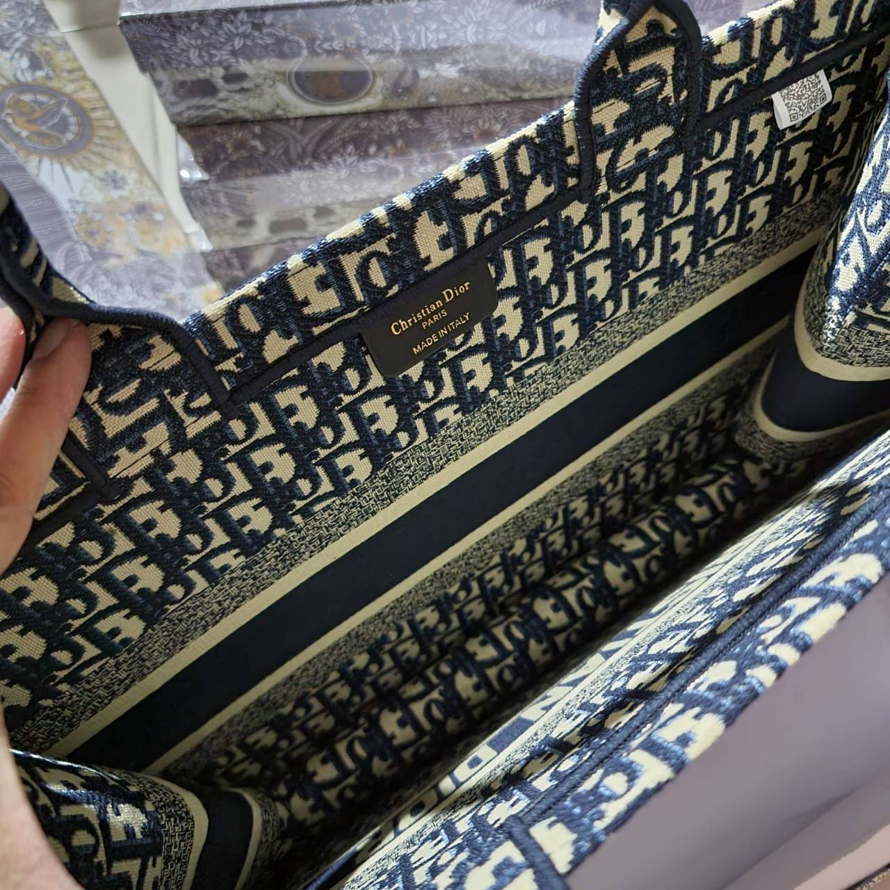 VIP 】HOT ARRIVAL!! DIOR CD SHOPPING BAG WITH GWP กระเป๋าทรงช้อปปิ้งใบใหญ่ จุใจ!! พรีเมี่ยมกิ๊ฟรุ่นดับเบิ้ลฮอต ดีไซน์คลาสสิควินเทจ สวยหรู วัสดุผ้าแคนวาสลายกราฟฟิค ภายในโล่งกว้างมากๆ ใส่ของจุสุดๆ โน้ตบุ้ค ไอแพด กระเป๋าสตางค์ มือถือ หรือเสื้อผ้ายังได้ สะพายค