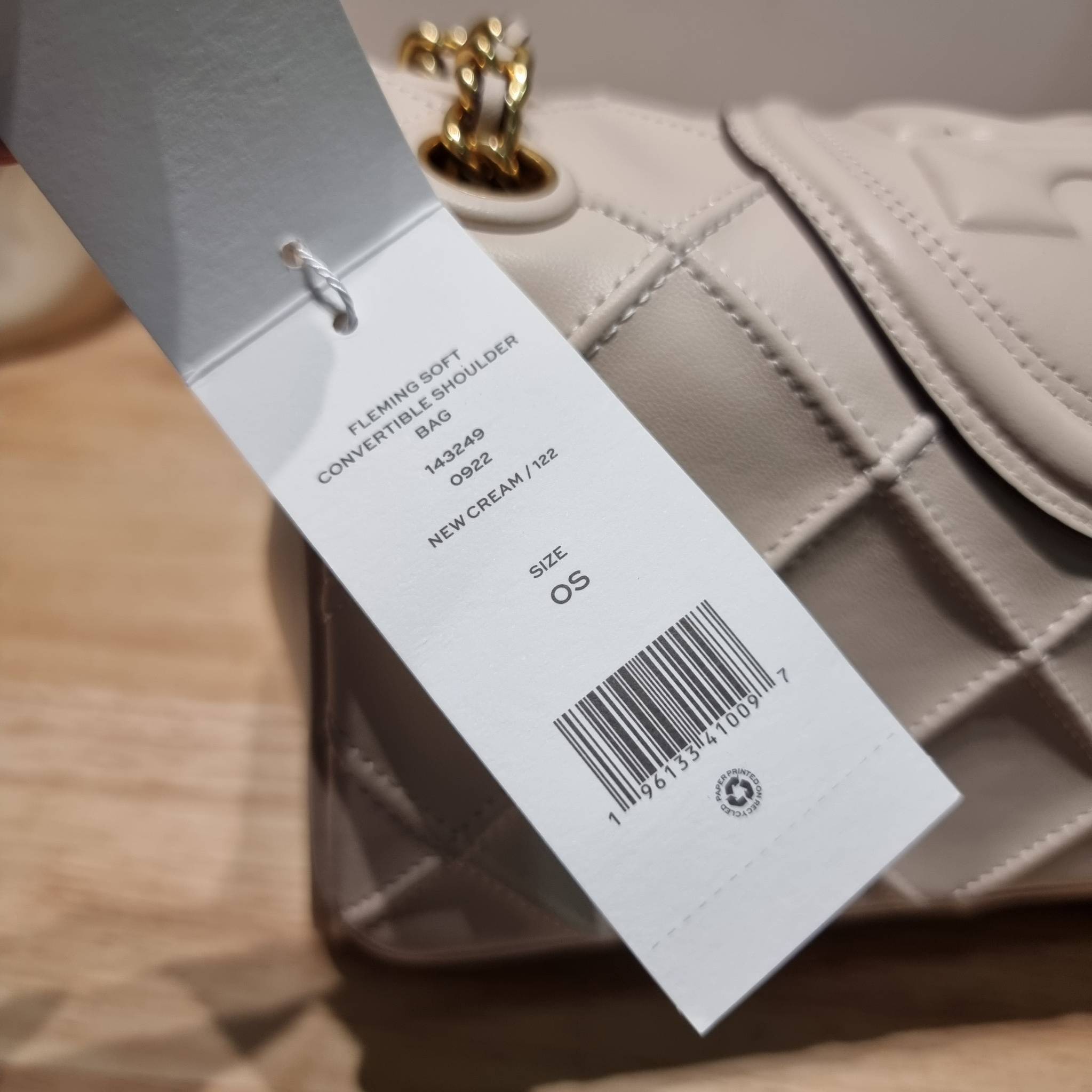 TORY BURCH FLEMING SOFT CONVERTIBLE SHOULDER BAG รุ่นหายาก กับดีไซน์ใหม่ล่าสุด มาพร้อมเสิร์ฟความสวยถึงบ้านไปเลย กับกระเป๋าสะพายไหล่ขนาดกำลังสวย หนังแท้นิ่มเต็มใบ สัมผัสสบายมือ