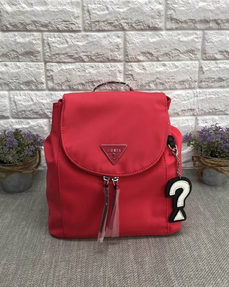 New !!! GUESS ZAYN NYLON BACKPACK รุ่นหายาก พร้อมส่งกระเป๋าสะพายหลัง วัสดุNylonคุณภาพสูง ด้านหน้าติดอะไหล่แบรนด์ พร้อมห้อยพวงกุญแจหนังรูปเครื่องหมายคำถาม เปิดปิดกระเป๋าแบบฝาปิดแม่เหล็ก ขอบปากกระเป๋าเป็นช่องซิปสำหรับใส่ของจุกจิก ภายในช่องหลักโล่งกว้างใส่จอ