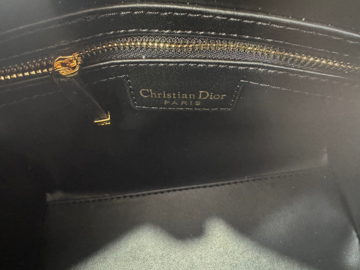 DIOR Groove 20 Bag กระเป๋าสะพายทรงบอสตันสุดคลาสสิค ดูดีและมีเทส รูปทรงหมอนยอดฮิต สวยหรูทันสมัย