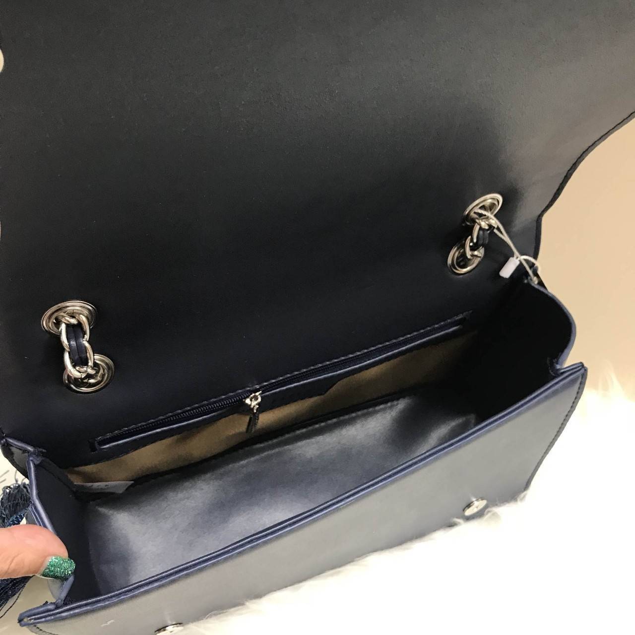 Pedro Velvet Tassel shoulder Bag รุ่นใหม่ชนช้อป!! จากแบรนด์ในเครือ charles&keith กระเป๋าสะพายข้างทรงกล่อง ตั้งอยู่ทรง สายสะพายโซ่ร้อยหนัง อะไหล่ทองทั้งใบ ด้านข้างประดับพู่สุดหรูสามารถสะพายได้ทั้งสายเดี่ยวและสายคู่ ภายในมีช่องซิปแยก สามารถใส่กระเป๋าสตางค์ท