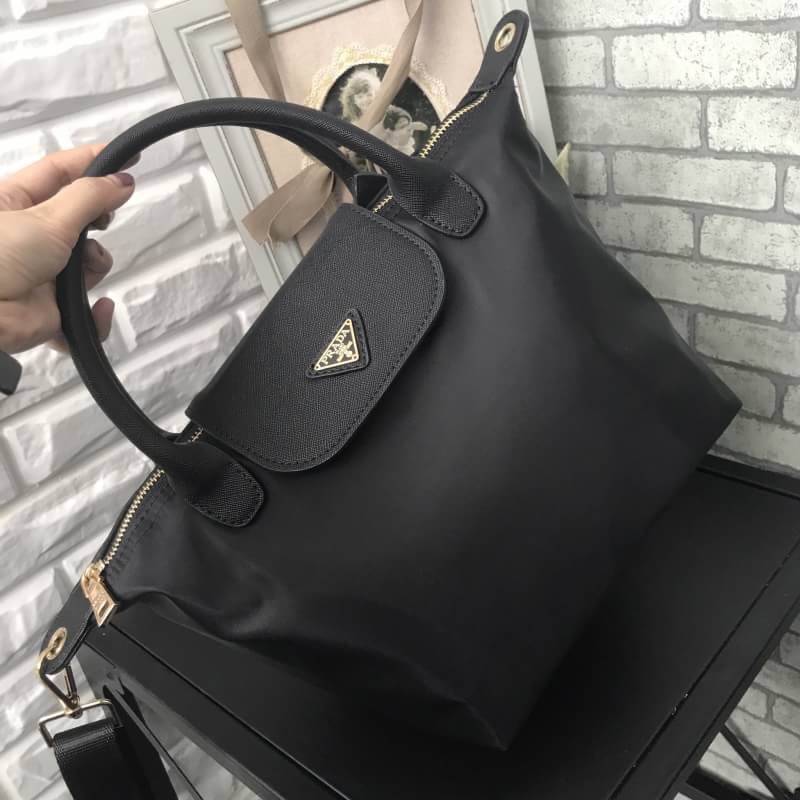 New arrival !! กระเป๋าผ้าไนล่อน Longchamp Style จากงานพรีเมี่ยมกิ้ฟ รุ่น Limited edition จากแบรนด์ PRADA ตัวนี้ไซส์ mini🐰 **กำลังน่ารักคะ ด้านในมีช่องใส่ของ แบ่งเป็นสัดส่วน ใส่กปต.ยาว IPADmini ได้สบายค้า เหมาะกับการถือเป็น everyday look สุดๆ ใบนี้