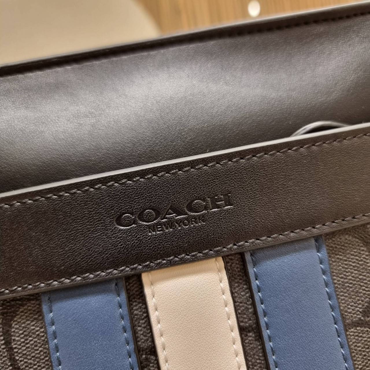 COACH F26068 CHARLES CROSSBODY IN SIGNATURE CANVAS WITH VARSITY STRIPE อีกหนึ่งรุ่นสุดฮิตเอาใจหนุ่มๆ กับดีไซน์แถบสีโดดเด่น กระเป๋าสะพายข้างทรงคลาสสิค ขายดี ไอเท็มทีเด็ด วัสดุหนังแคนวาสเคลือบลายสลับหนังแท้ เปิด-ปิดด้วยซิป และมีช่องแยกแบ่งสัดส่วนด้านหน้ากระ