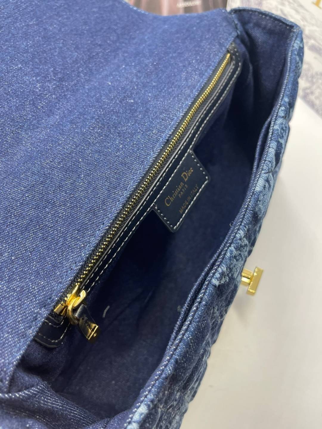 หนังแท้ Large Dior Caro Bag Blue Dior Flowers Cannage Denim กระเป๋าสะพายทรงกล่องเปิดหน้า งานหนังแท้และเดนิมแจ็กการ์ดอย่างดี แต่งอะไหล่CD ด้านหน้า มาพร้อมสายสะพายหนังสลับโซ่อะไหล่ทองหรูหรา สามารถปรับระดับได้ ถอดออกได้ ภายในโล่งกว้างจุของได้เยอะ ภาพสินค้าถ่