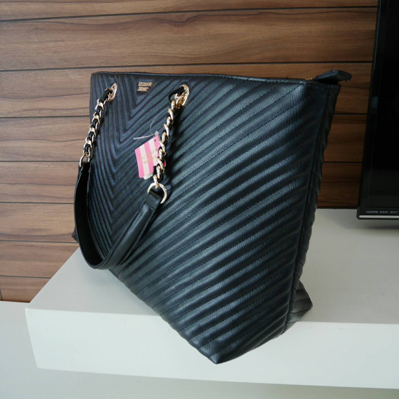 Victoria's Secret Shoulder Bag กระเป๋าสะพายทรงหรูจาก Victoria's Secret หนัง PU หนา รับน้ำหนักได้เยอะ เปิดปิดด้วยซิป ด้านหน้าประดับตัวอักษร VS ภายในมีช่องซิปและช่องใส่ของ จุได้เยอะค่ะ ใส่เอกสาร A4 หนังสือ ipad ได้สบาย เป็นอีกหนึ่งรุ่นเเนะนำที่สาว