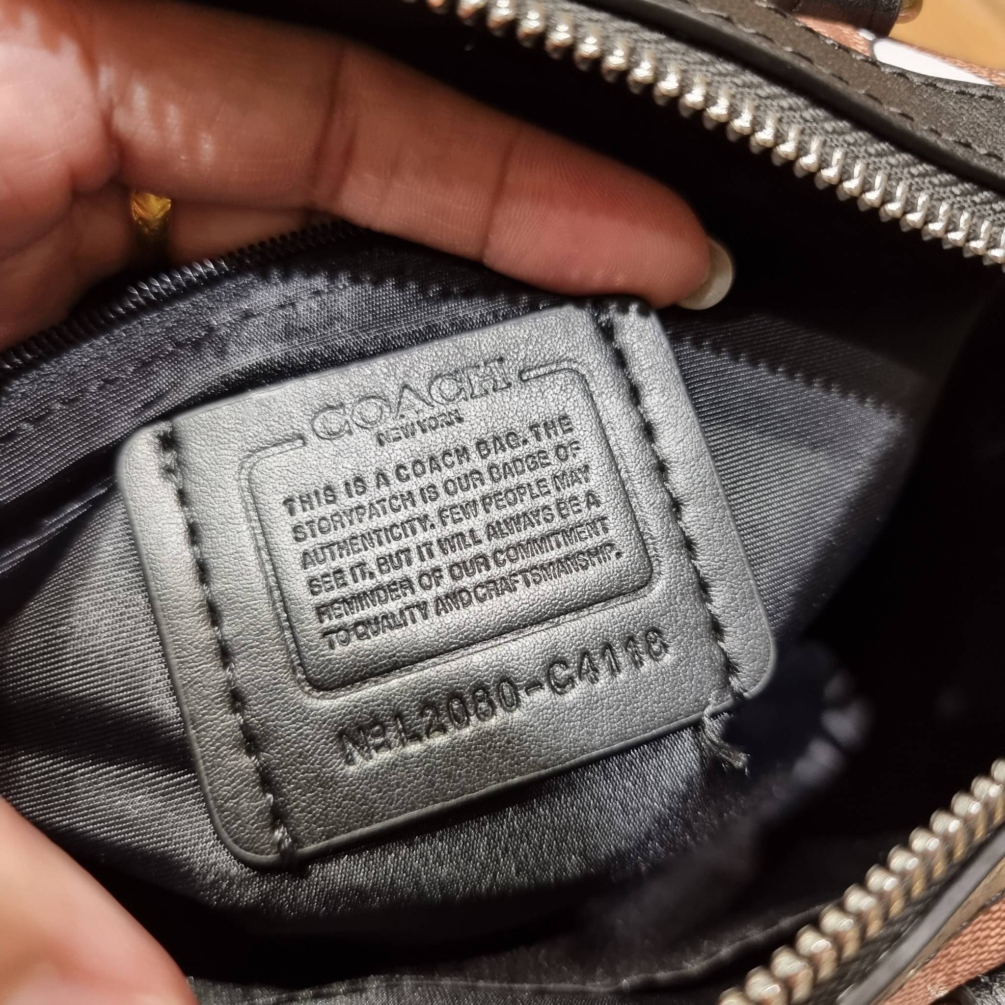 COACH C4118 COACH x PEANUTS ROWAN SATCHEL IN SIGNATURE CANVAS WITH SNOPPY PRINT สนูปพีที่สุดของคอลเลคชั่นแห่งความน่ารัก มาในดีไซน์ของกระเป๋าทรงหมอนยอดฮิต คลาสสิคใช้งานได้ไม่มีเบื่อ รอบนี้มาให้พร้อมสายสะพาย crossbody แบบสปอร์ต ทำให้ใช้งานได้อย่างกระฉับกระเ