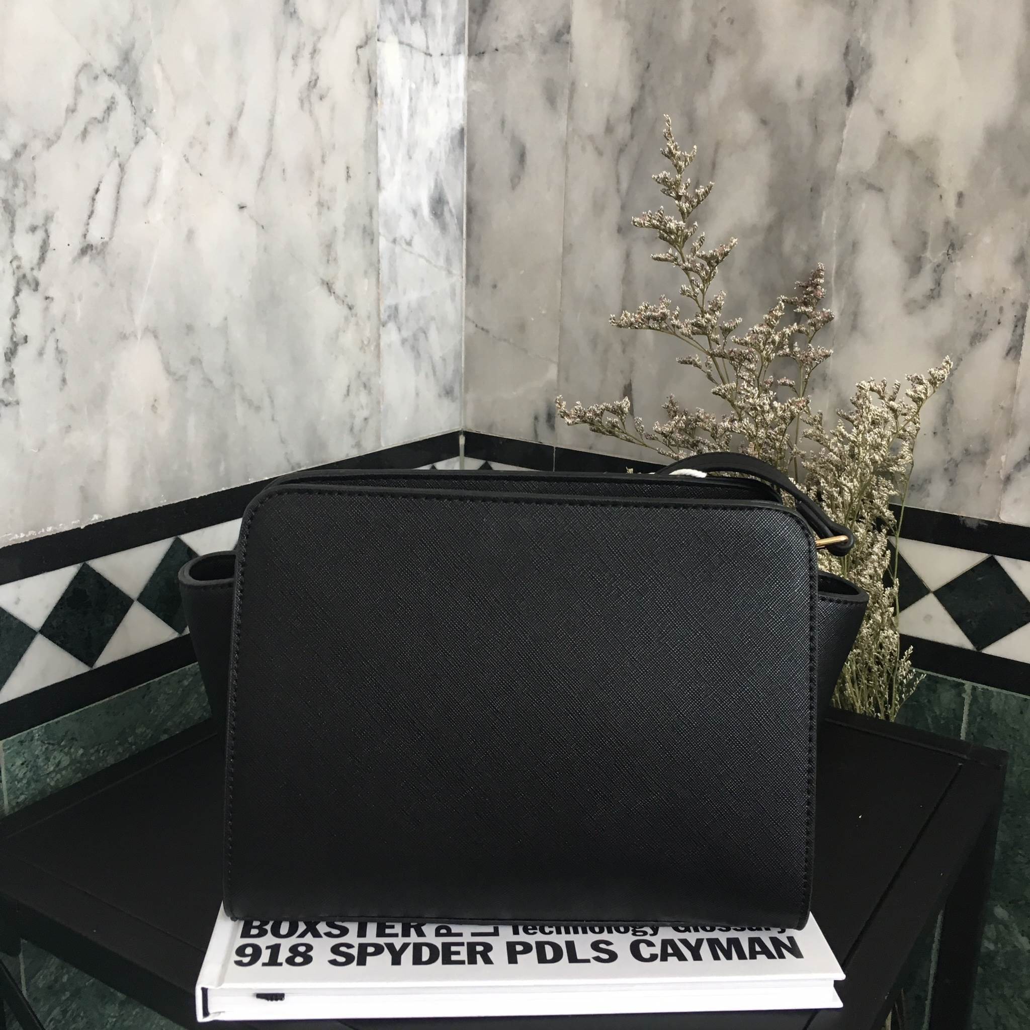 รุ่นใหม่ล่าสุดเลยห้ามพลาดน๊า !!! สาวๆ ที่กำลังหากระเป๋าเสะพาย เบาๆ ดีไซด์เก๋ๆ ขนาดกำลังดี แนะนำใบนี้เลยน๊า จากแบรนด์ KEEP =>> ตัวกระเป๋า เป็นหนัง saffiano ตัวเดียวกันกับ prada เลยค่า =>> น้ำหนักเบา จุเยอะ ดีไซด์ ทันสมัย เข้าได้กับทุกชุด =>&