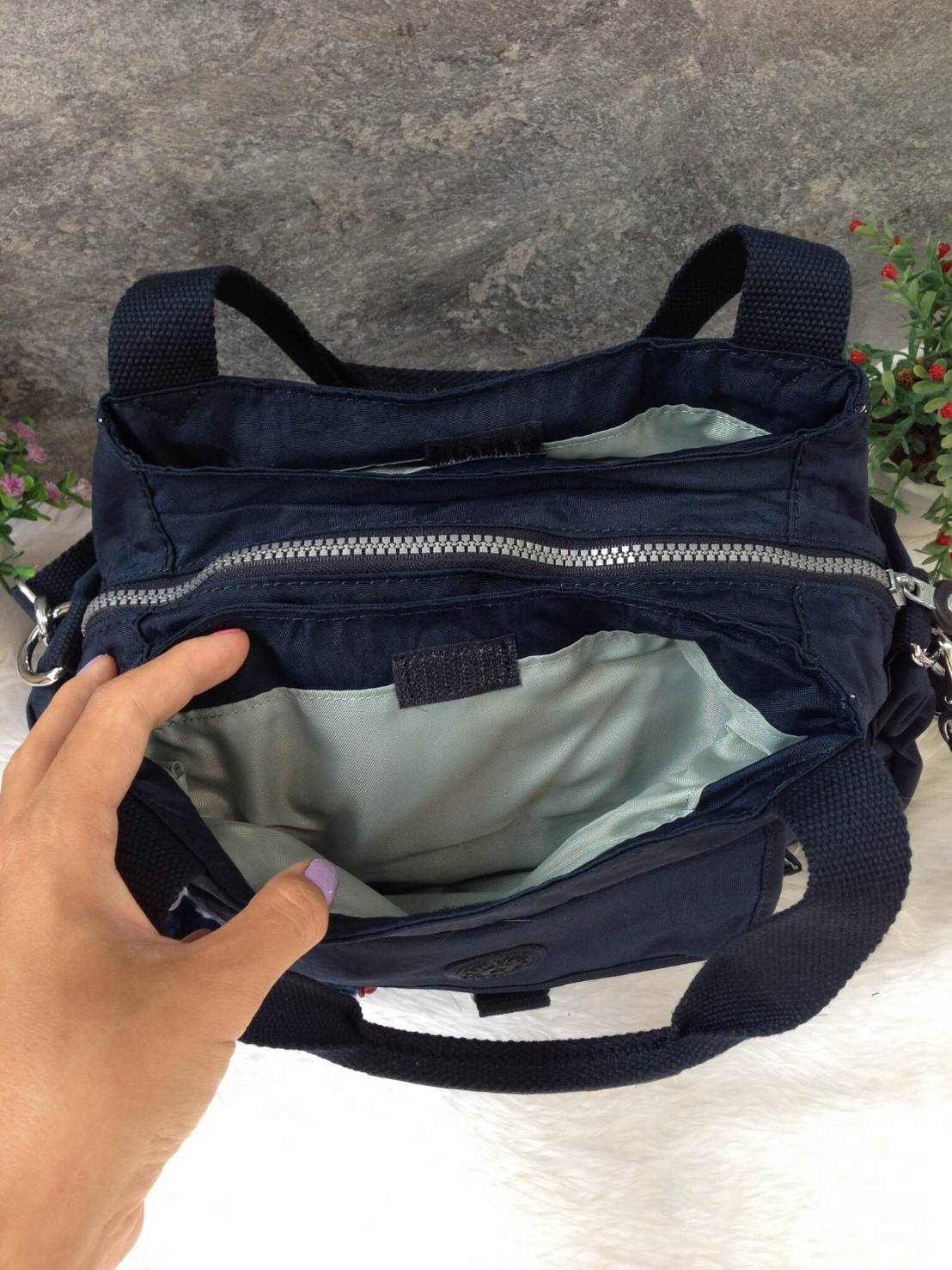 KIpling Felix Large Handbag Bag กระเป๋าถือหรือสะพายสไตล์ลำลองวัสดุ Nylon + Polyester 100% น้ำหนักเบามีหูหิ้วเเละสายสะพายยาวเลื่อนปรับระดับได้ถอดได้ เปิดปิดด้วยซิปสะดวกใช้ โลโก้เเบรนด์ มีช่องแบ่งถึง3ช่องเเยกเป็นสัดส่วน ด้านหน้าและด้านหลังมีช่องใส่ของเปิดปิ