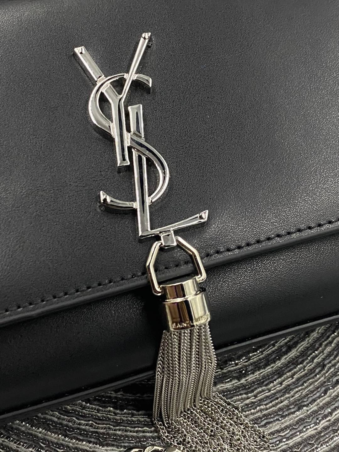 VIP 】หนังแท้ YSL Saint Laurent Monogram Kate Leather Shoulder Bag พร้อมส่งที่ไทย!! รุ่นหนังเรียบ อะไหล่เงิน CLASSIC SAINT LAURENT MONOGRAM SHOULDER BAG DECORATED WITH METAL YSL INITIALS AND CHAIN TASSEL, FEATURING A CHAIN SHOULDER STRAP.