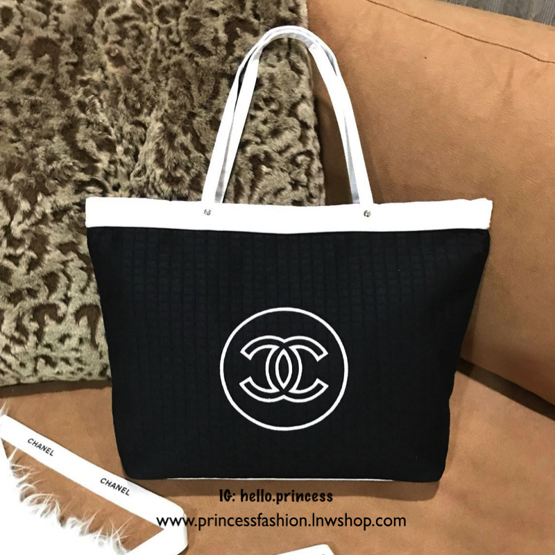 Chanel Large Tote Bag ViP Gift With Purchase (GWP) New in! กระเป๋าสะพายทรง shopping bag ใบใหญ่ VIP. gift ของแท้! จาก Chanel Cosmetic Counter วัสดุ Cotton & Nylon & Polyester เนื้อนิ่มลายตาราง ด้านหน้าปักโลโก้แบรนด์ เปิดปิดด้วยแถบแม่เหล็ก ซ่อนที่ปากกระเป๋า