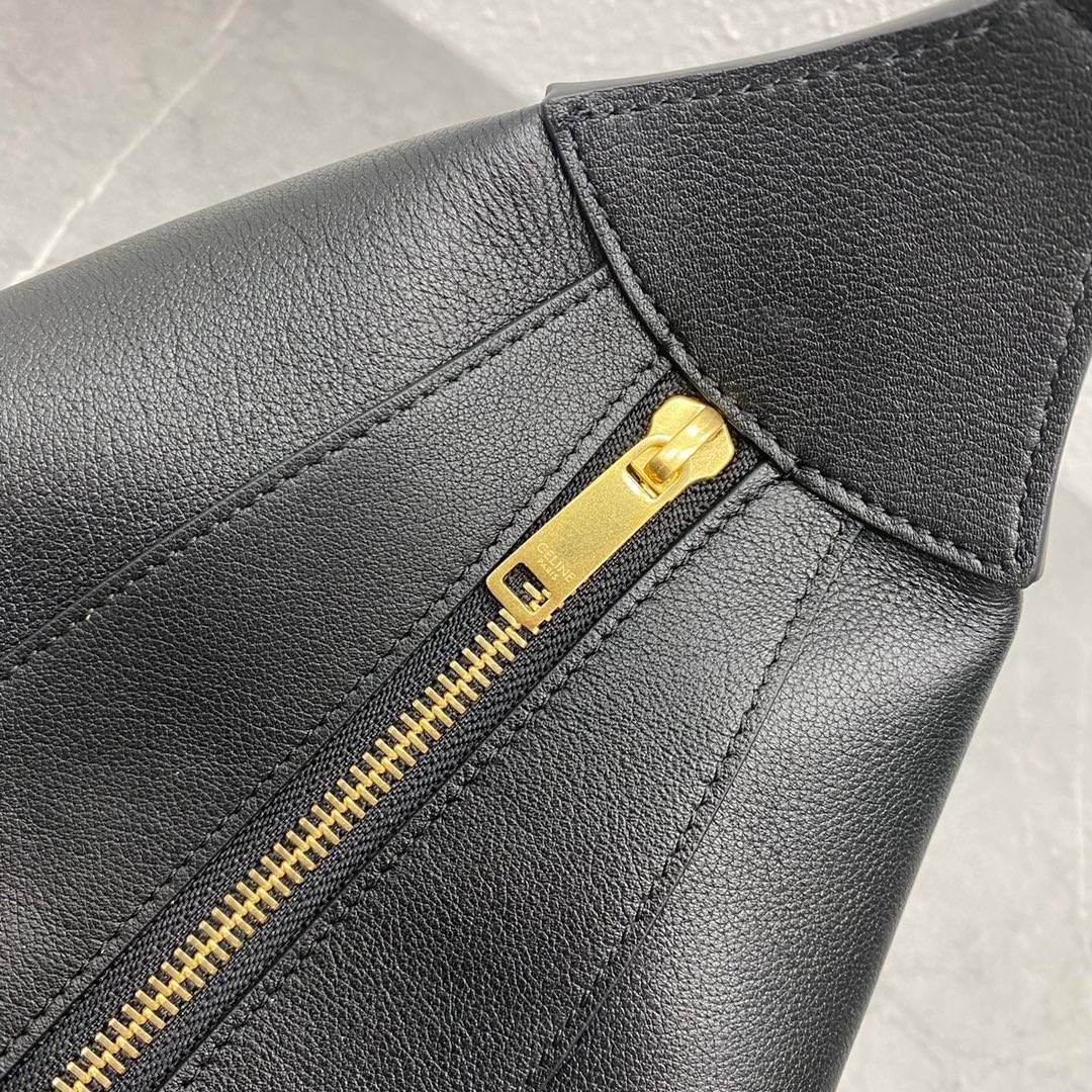 ทรงยอดฮิตที่สุด **หนังนิ่มมือมาก กับ CELINE ROMY VIP GIFT WITH PURCHASE (GWP) กระเป๋าสะพายไหล่ทรงเป็กเอกลักษณ์ เปิดปิดด้วยซิป จุของได้เยอะคะ Ipad mini เครื่องสำอางค์ เหมาะสำหรับสาวๆ มากคะด้วยน้ำหนักที่เบาและใช้ได้หลายลุค มาพร้อมสายสะพาย2แบบ(ถอดเปลี่ยนได้)