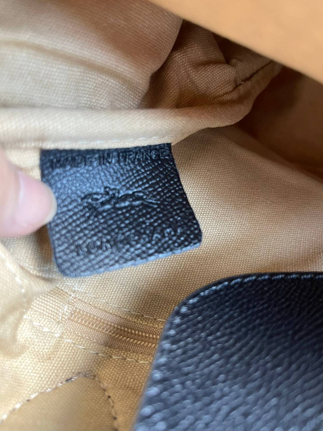 LONGCHAMP LE PLIAGE COLLECTION PAILLE TOP HANDLE BAG มี 3 ขนาด XS/S/M กระเป๋าถือหรือสะพาย งานสาน raffia ปากกระเป๋าตัดด้วยหนังสีดำ ลุคช์สุดเท่ของเหล่า Celebrities กับกระเป๋าปิคนิกสุดฮิตจาก Longchamp อย่าง Le Pliage Paille (เลอ ปลิยาจ ไพล์) ถือเป็นกระเป๋าที