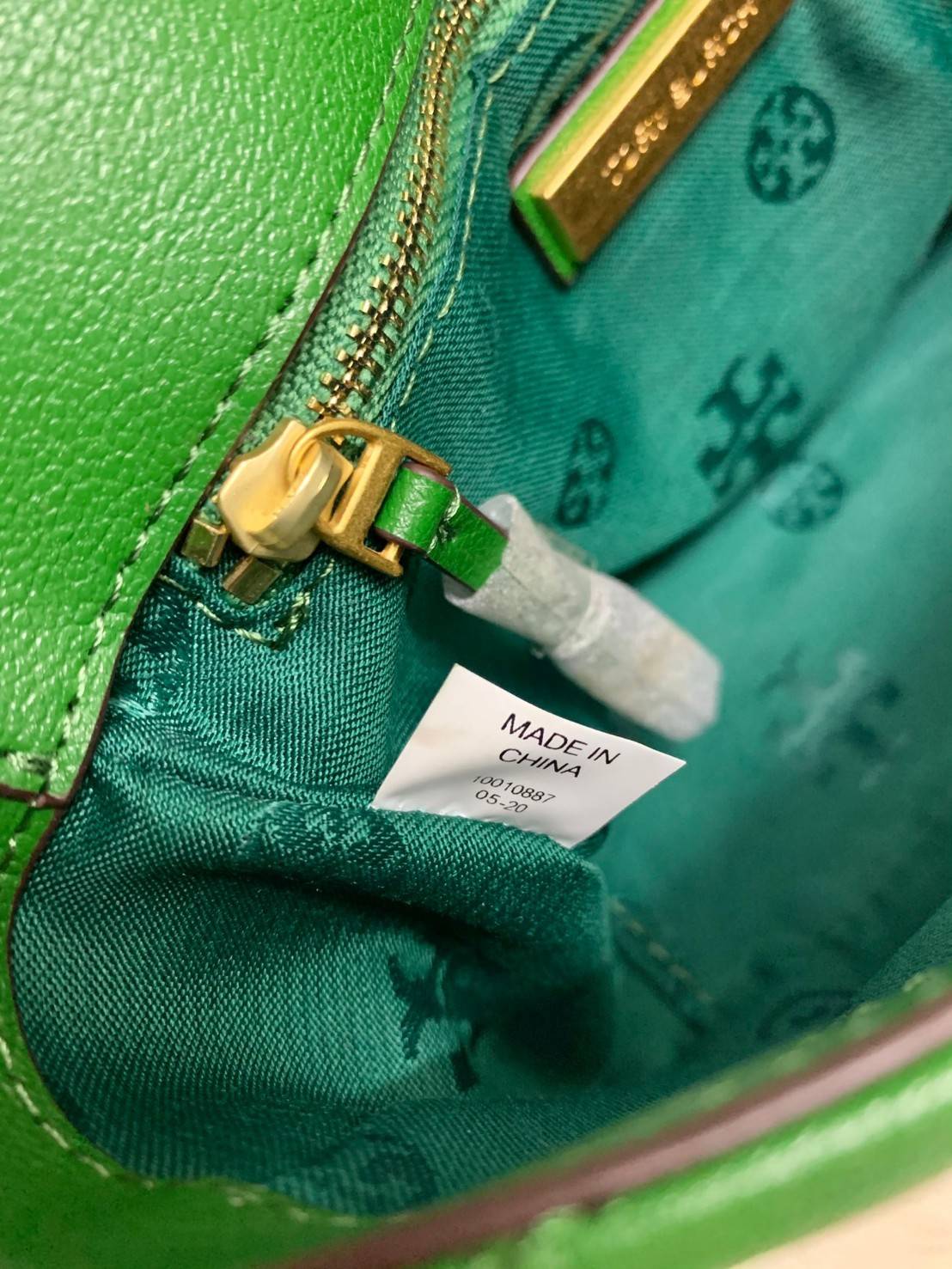 Tory Burch Willa Mini Top Handle Bag พร้อมส่งที่ไทย ใบจริงคือสวยสุดดไปเลยค่าา! กระเป๋าสะพายข้างหรือหิ้วก็เก๋ไปอีกเลยค่ะ! หนังแท้อย่างดี ลายนวมนิ่มมือดีมากค่ะ ด้านหน้ามีอะไหล่โลโก้แบรนด์ เปิดปิดกระเป๋าแบบกระดุมแม่เหล็ก ภายในสามารถใส่กระเป๋าเงินใบกลางได้;มื