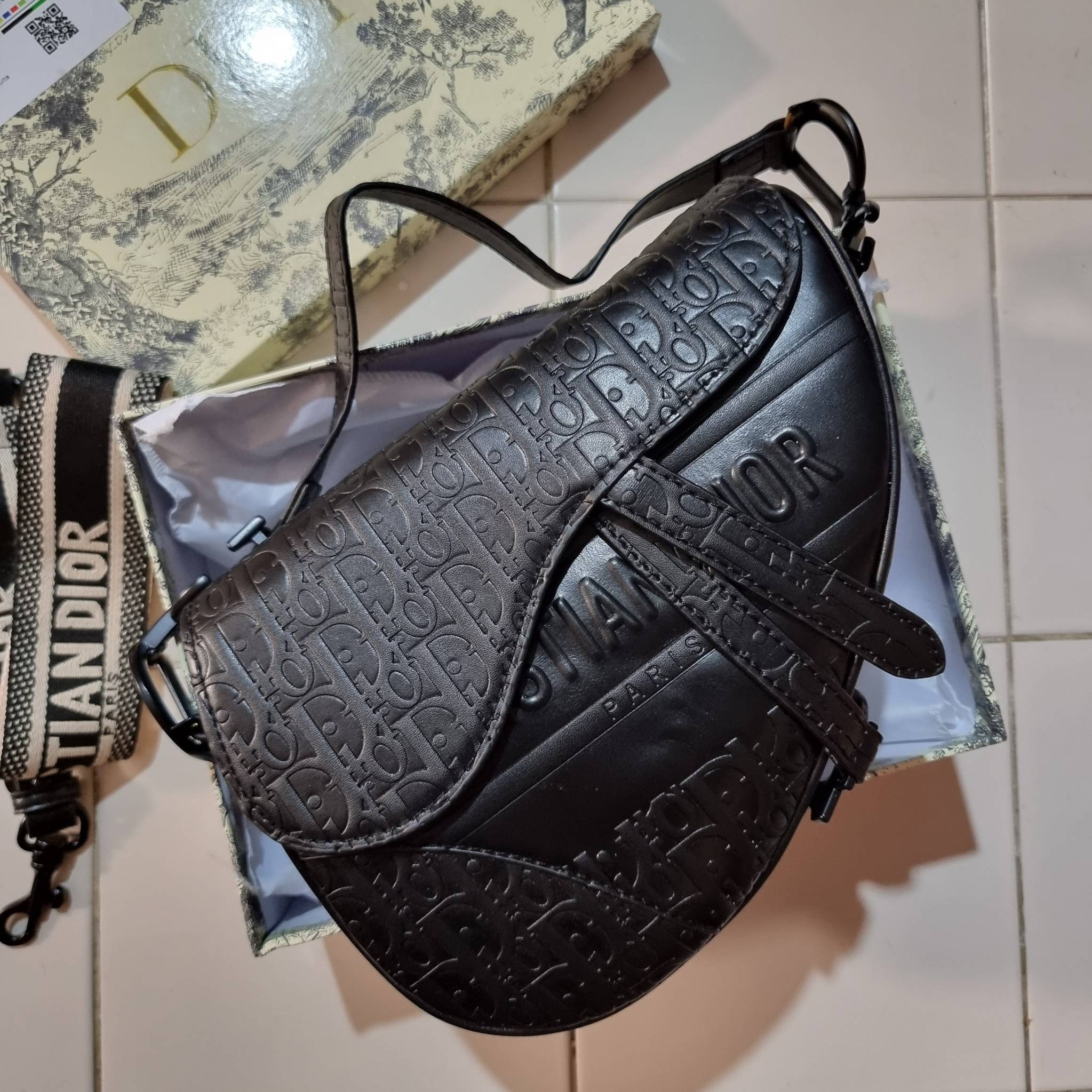 VIP CD OBLIQUE SADDLE BAG / DIOR SADDLE กระเป๋าสะพายข้าง ทรงสวยไม่ซ้ำใคร กิมมิคในตัว ดูแพง ไซส์ใหญ่ ดีไซน์ย้อนยุค เป็นเอกลักษณ์สวยทุกแบบ เปิด-ปิดด้วยกระดุมแม่เหล็กซ่อน ใช้งานง่ายมากๆ ภายในเป็นช่องโล่ง มีช่องซิป ใบสีดำเป็นหนังแท้ ใบลายเป็นผ้าแคนวาส ดูดี ดู