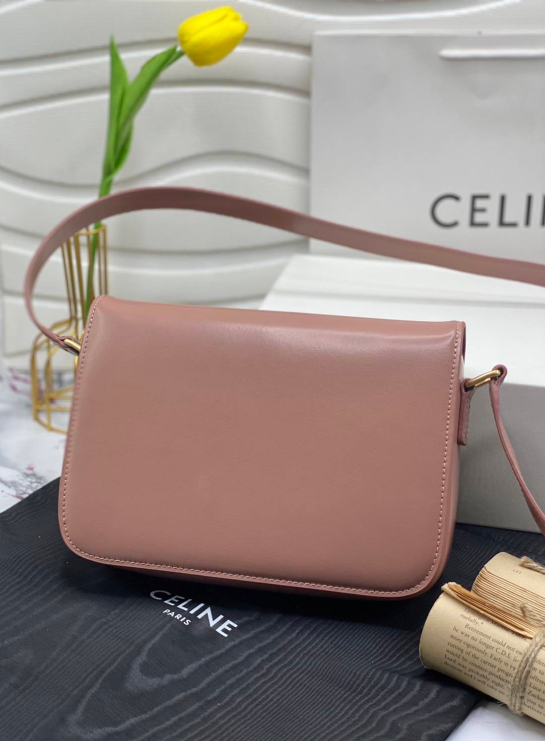 หนังแท้ CELINE TRIOMPHE CROSSBODY BAG ดีไซน์ยอดนิยมสไตล์สาว LISA ทรงสี่เหลี่ยมหนังสวยหรูอยู่ทรงเปิดปิดด้วยฝาปิดโลโก้แบรนด์อะไหล่ทอง ภายในมีช่องหลัก ช่องย่อย และช่องซิป สามารถใส่มือถือของใช้จุกจิกได้เยอะ มาพร้อมสายสะพายหนังยาวปรับระดับได้ จะสะพายไหล่ CROSS