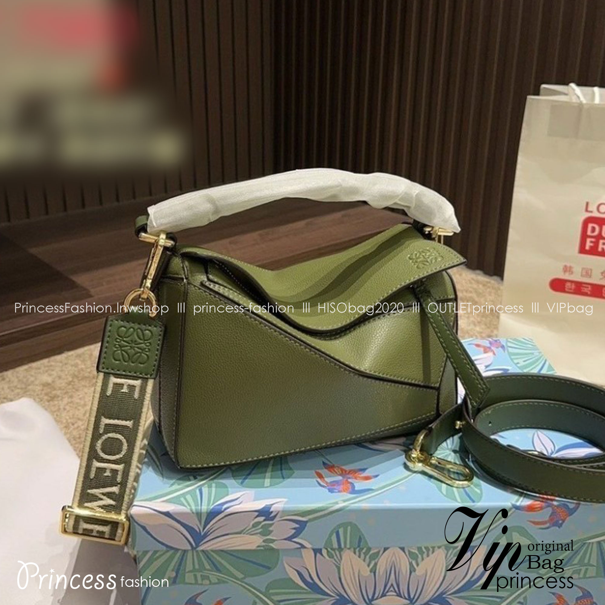 LOEWE Puzzle Bag With Jacquard Strap กระเป๋าสะพายแบรนด์หรู ทรงคล้ายลูกลักบี้ มาพร้อมสายยาวผ้าแจ็คการ์ด สวยงามมากค่ะ