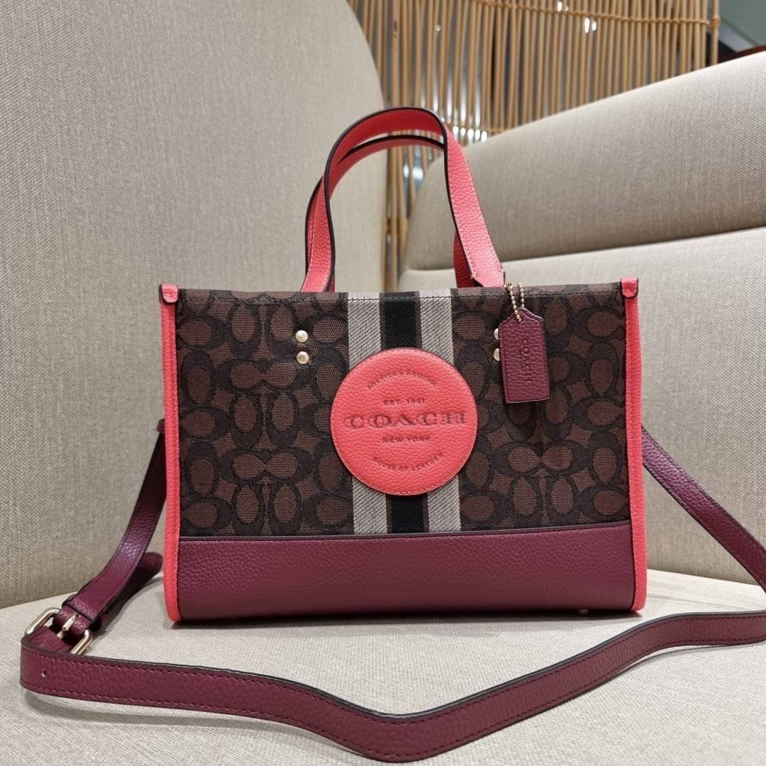 ใบใหญ่ COACH 4113 DEMPSEY CARRYALL IN SIGNATURE JACQUARD WITH STRIPE AND COACH PATCH ใบใหญ่ จุใจ คอลเลคชั่นใหม่ สีที่สาวๆรอคอย สวยคม ละมุนและมีความหรูในตัว กับกระเป๋าทรงโท้ท ไซส์ใหญ่ที่สามารถจุของได้แบบไม่ต้องกังวล ฟังก์ชั่นการใช้งานสะดวกที่สุด มีทั้งสายค