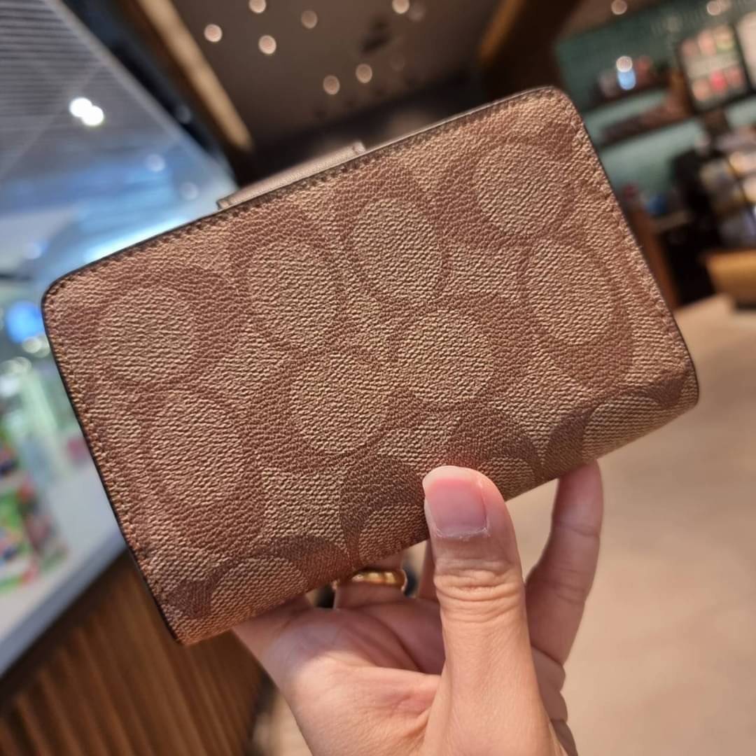 COACH C0082 MEDIUM CORNER ZIP WALLET IN SIGNATURE CANVAS ดีไซน์ใหม่ล่าสุด!! กระเป๋าสตางค์ใบกลาง 👛 ขนาดกำลังเหมาะมือ วัสดุหนังแคนวาสเคลือบลาย ดูแลรักษาง่าย มีช่องใส่บัตรและธนบัตรครบ และช่องซิปแยกไว้ใส่เหรียญ ครบเซ็ทแบบนี้เหมาะส่งต่อเป็นของขวัญที่สุ