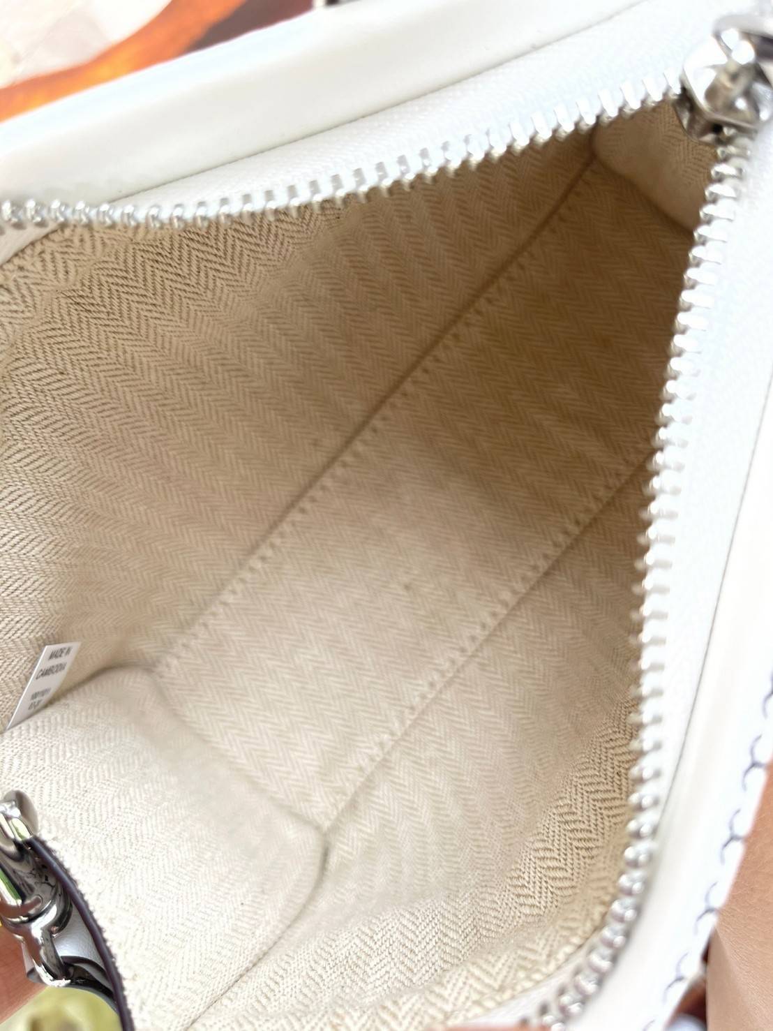 Tory Burch Ella Printed Leather Micro Tote Bag กระเป๋าขนาดมินิใบนี้บอกเลยว่าสไตล์เก๋และแปลกตาเลยทีเดียว กระเป๋าทรงสี่เหลี่ยมขนาดมินิ มีสายสะพายที่ออกแบบมาเข้ากับกระเป๋าสำหรับสะพายข้าง ลวดลายและสีสันบนกระเป๋ามีเอกลักษณ์ที่แสดงถึงความเป็นศิลปะแบบทอรี่โดยเฉพ